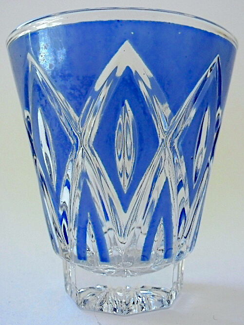 Suite de six verres de couleur à liqueur