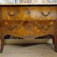 Commode galbée de style Louis XV en marqueterie