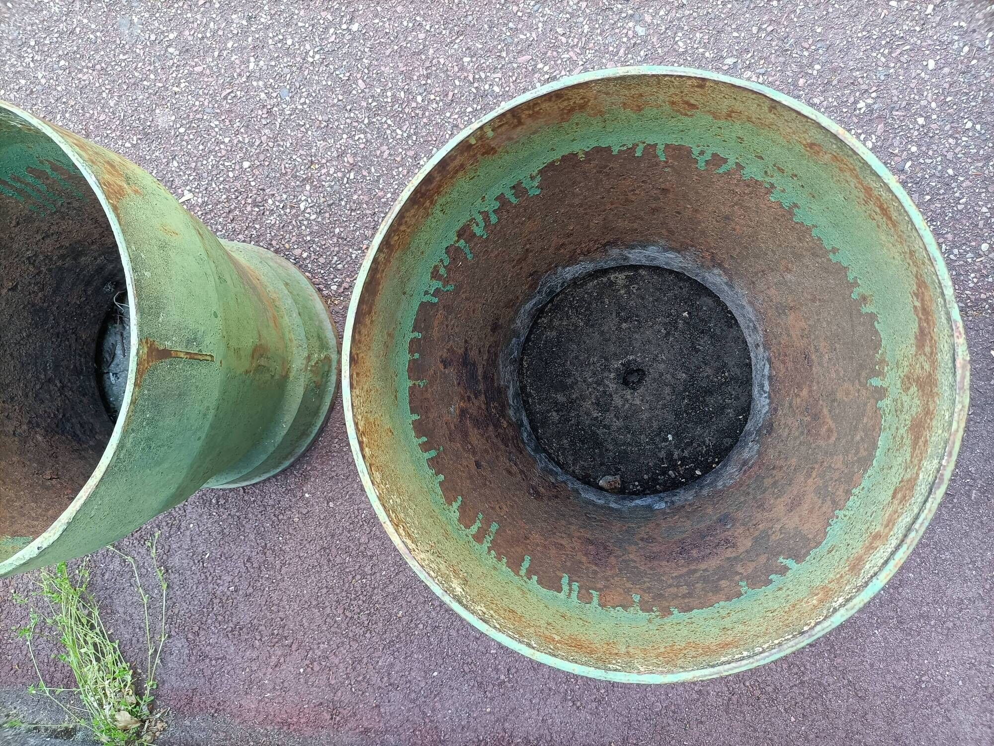 Pair of iron cast iron pots patina green patina.  1960/ 1970