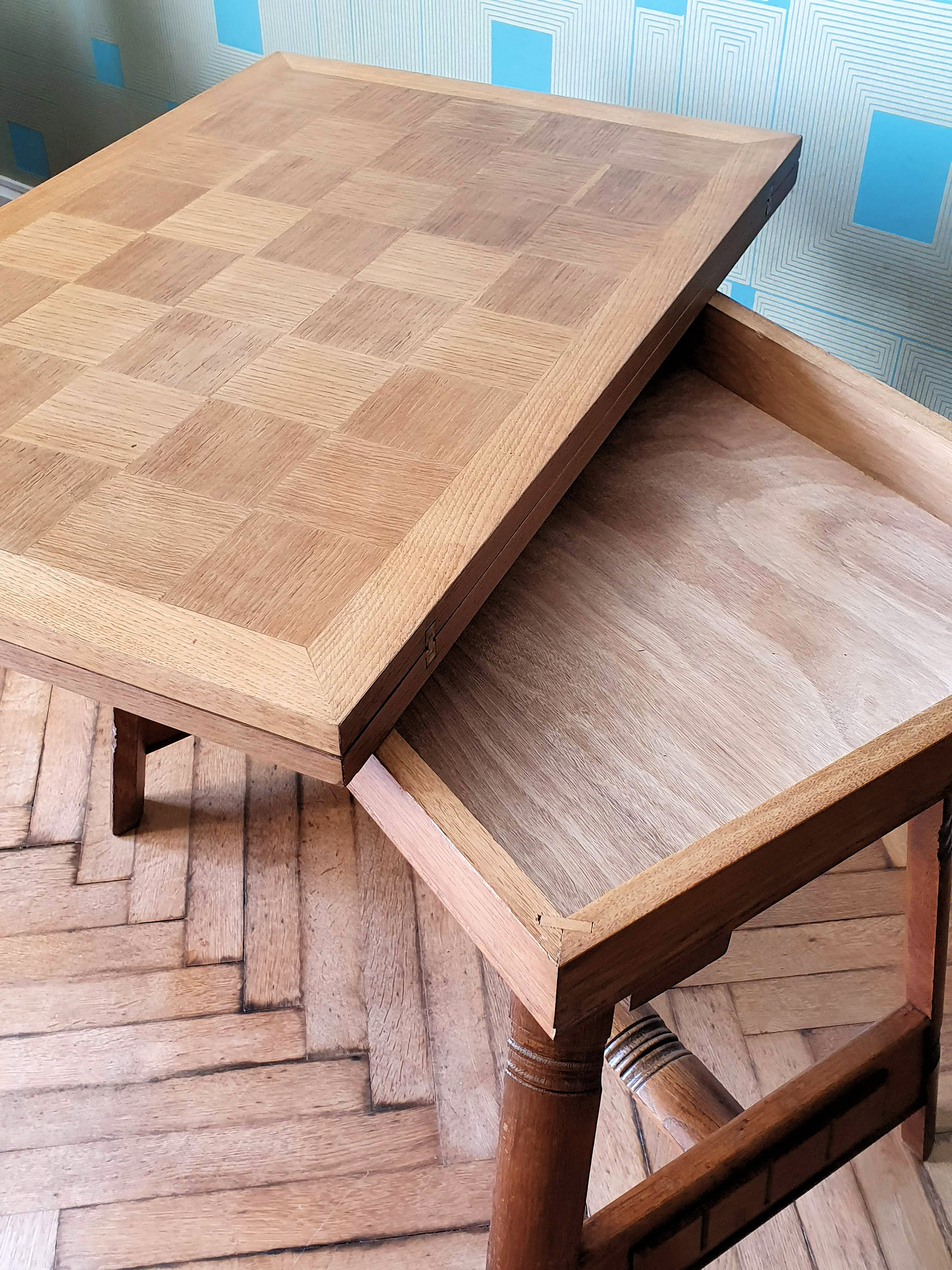 Extendable table Scandinavian design.