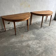 Paire de consoles demi-lune, XIXe siècle