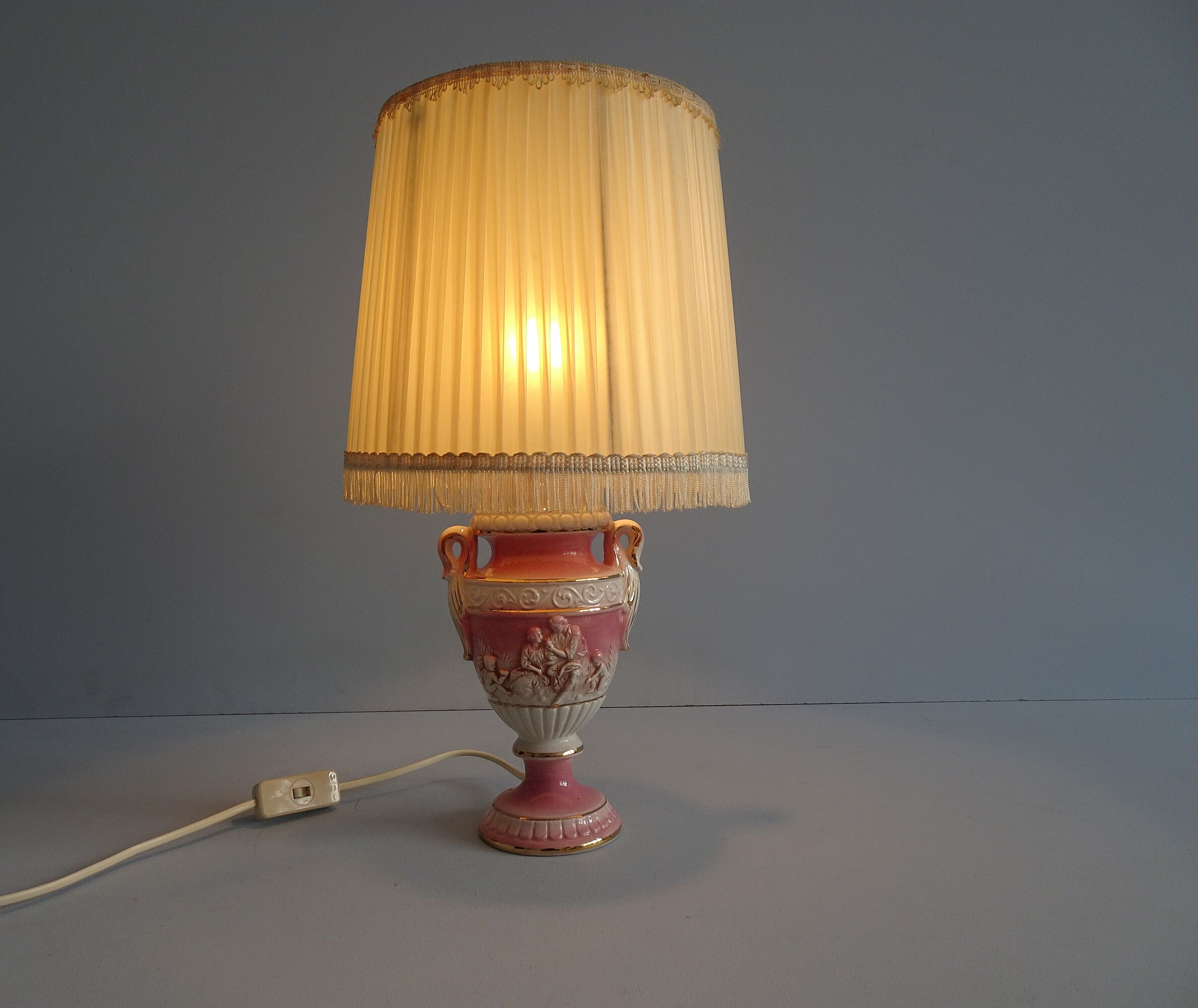 Lampe de table en céramique italienne rose blanc avec des détails d’or