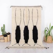 Handmade Berber rug, traditional craftsmanship, size 150 x 250 cm