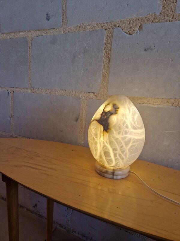 Lampe en forme d'œuf en albatre