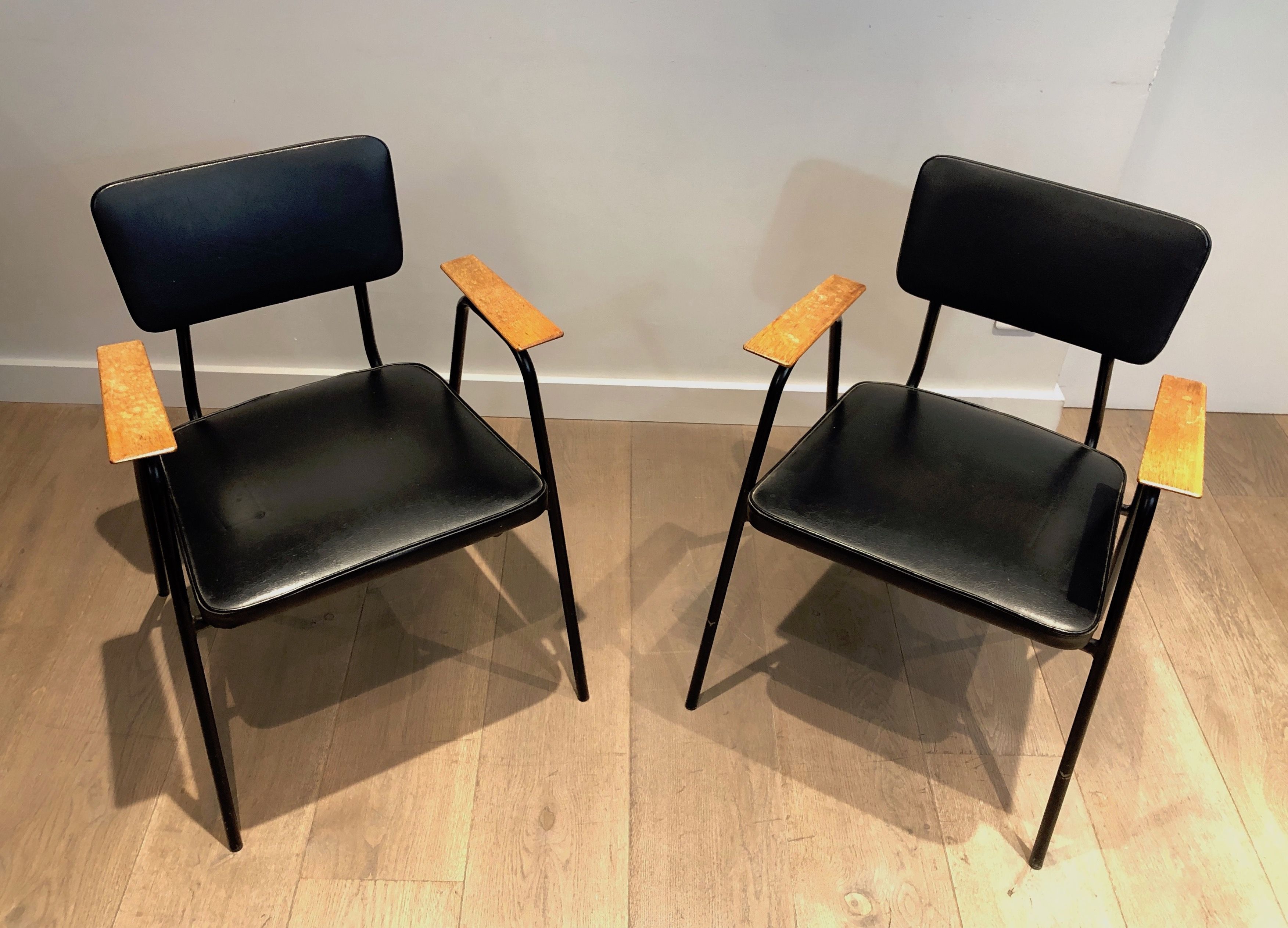 Paire de fauteuils laqués noirs modèle "M" de Pierre Guariche, vers 1950