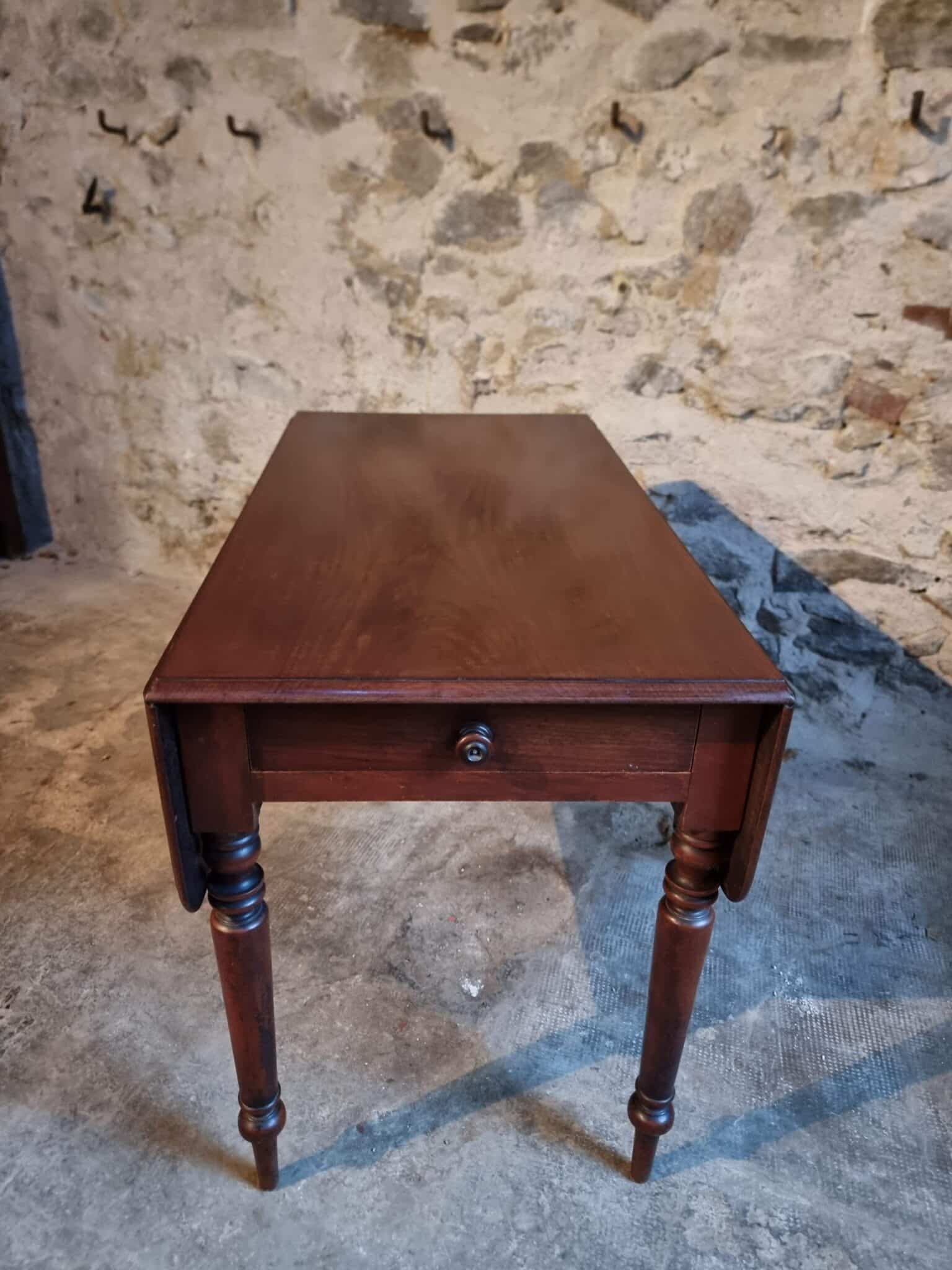 Antique English drop-leaf table in mahogany, late 19th century.