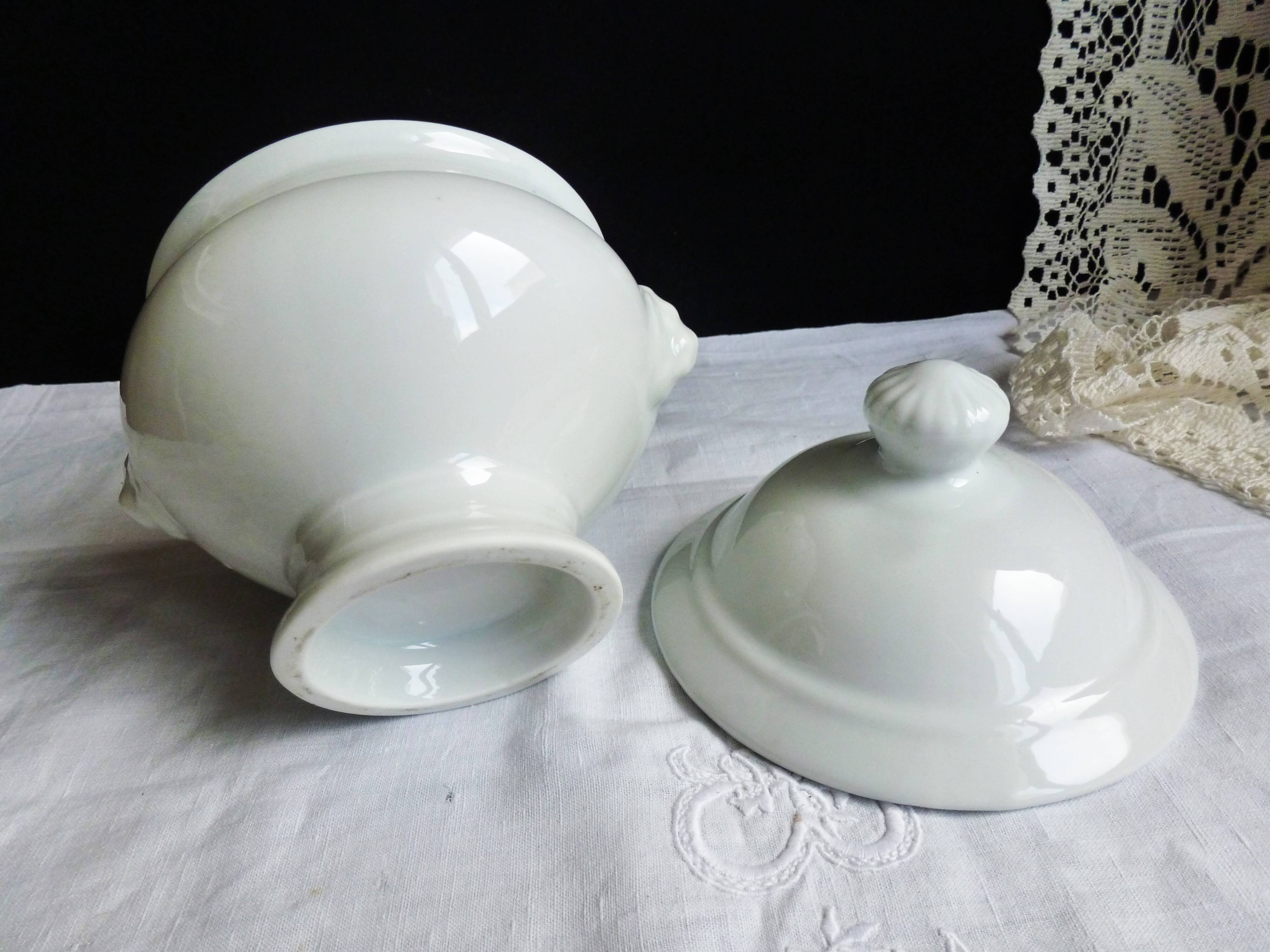 White onion soup bowls with lids, French soup bowls.
