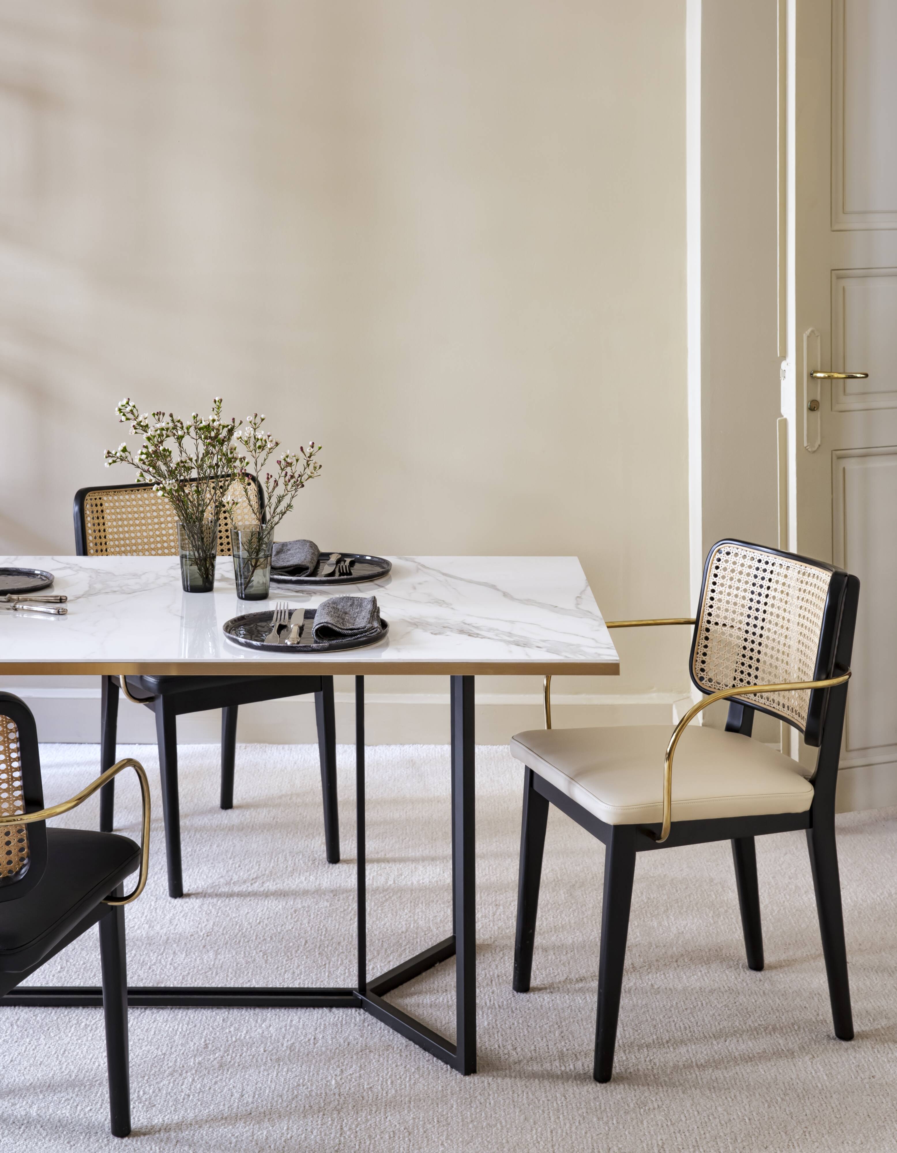 Chaise cannage bois noir cuir noir avec accoudoirs