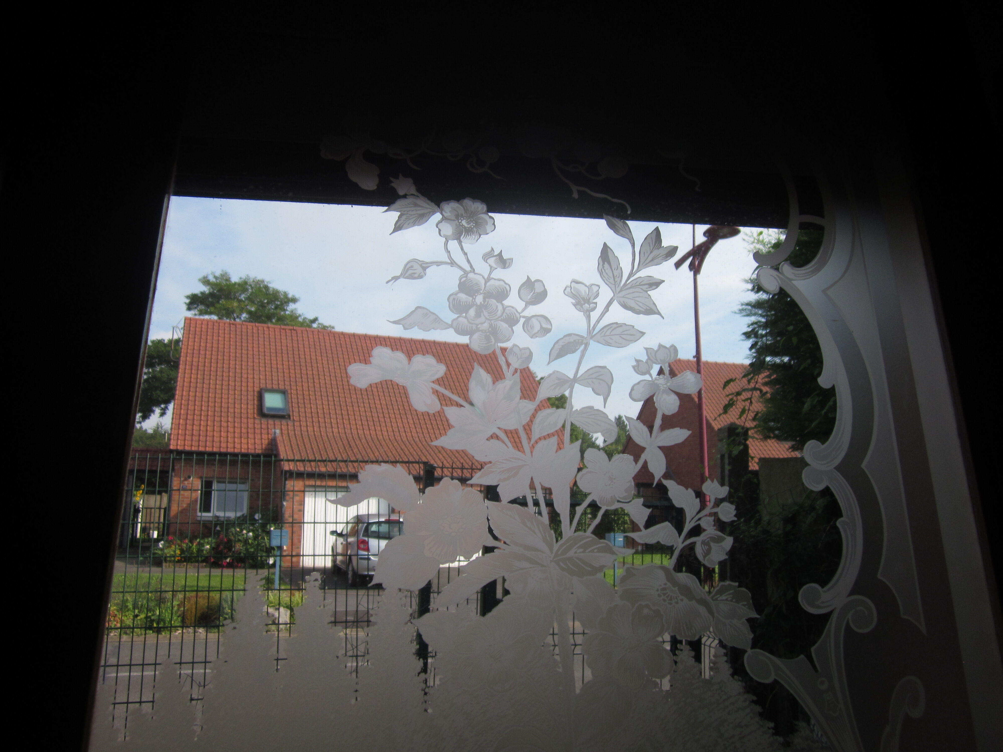 Separation of 3 engraved glass doors