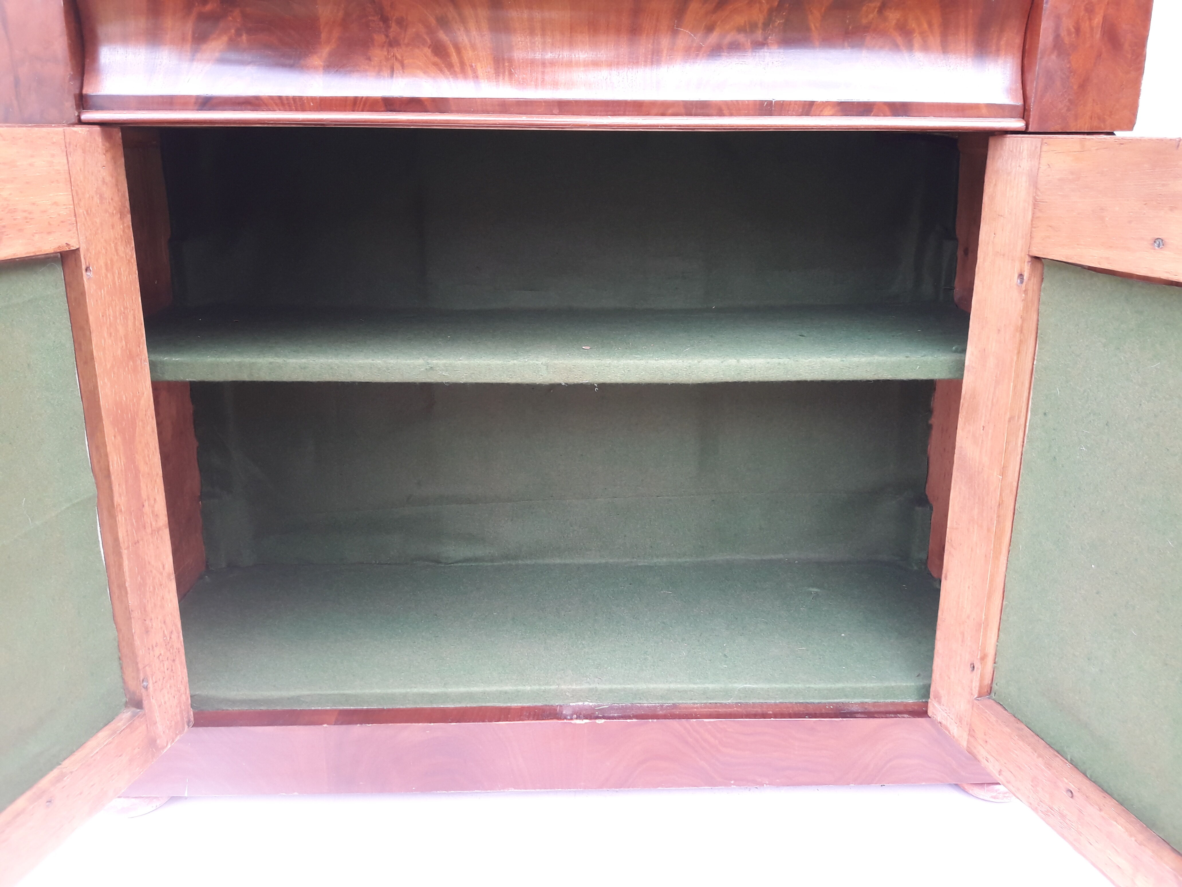 Stepped buffet in flamed mahogany veneer