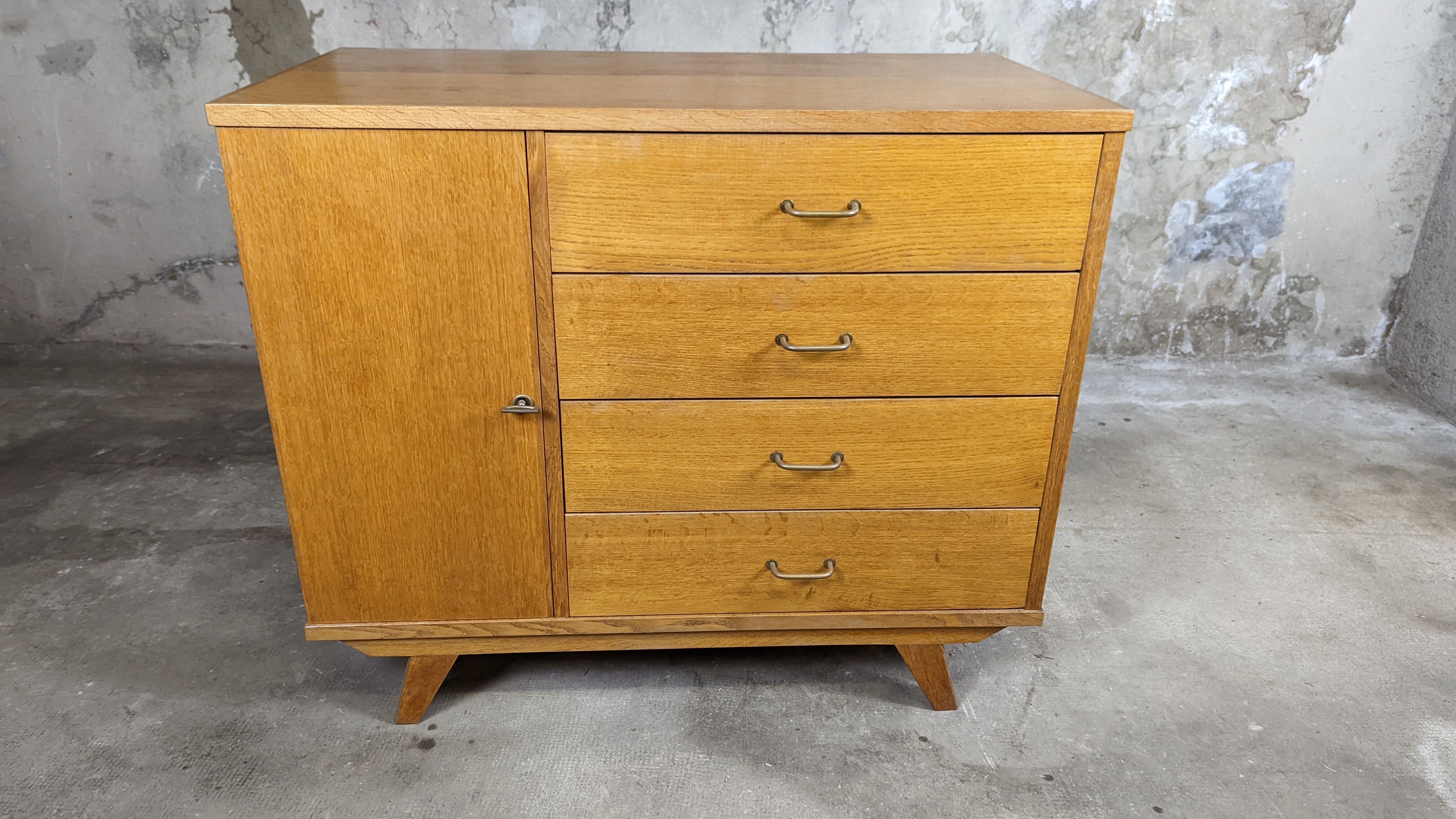 Scandinavian compass foot dresser
