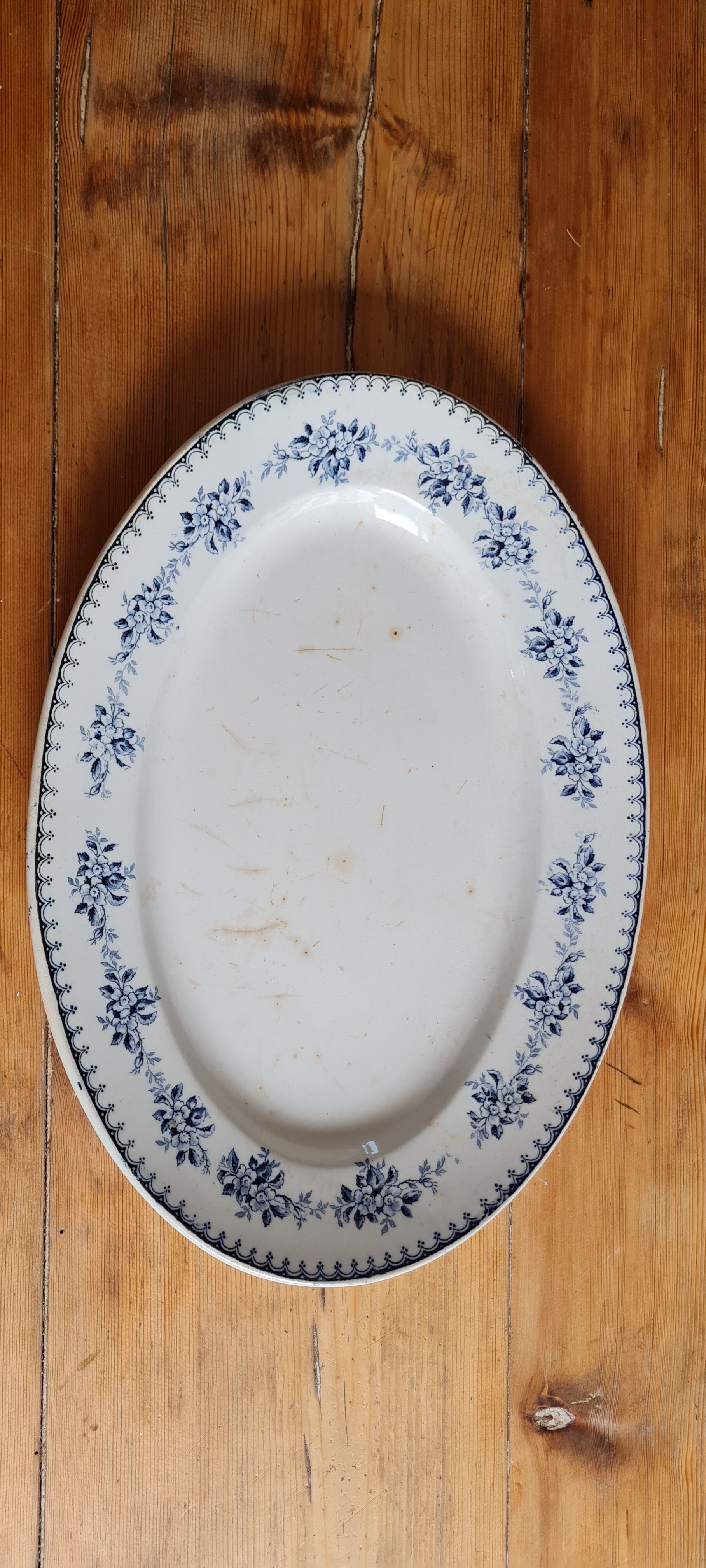 Oval serving dish in iron earth