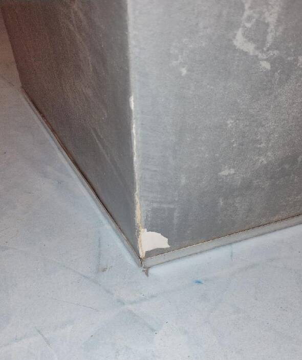 High pedestal / Architectural pedestal in polished concrete in Neo-Brutalist style