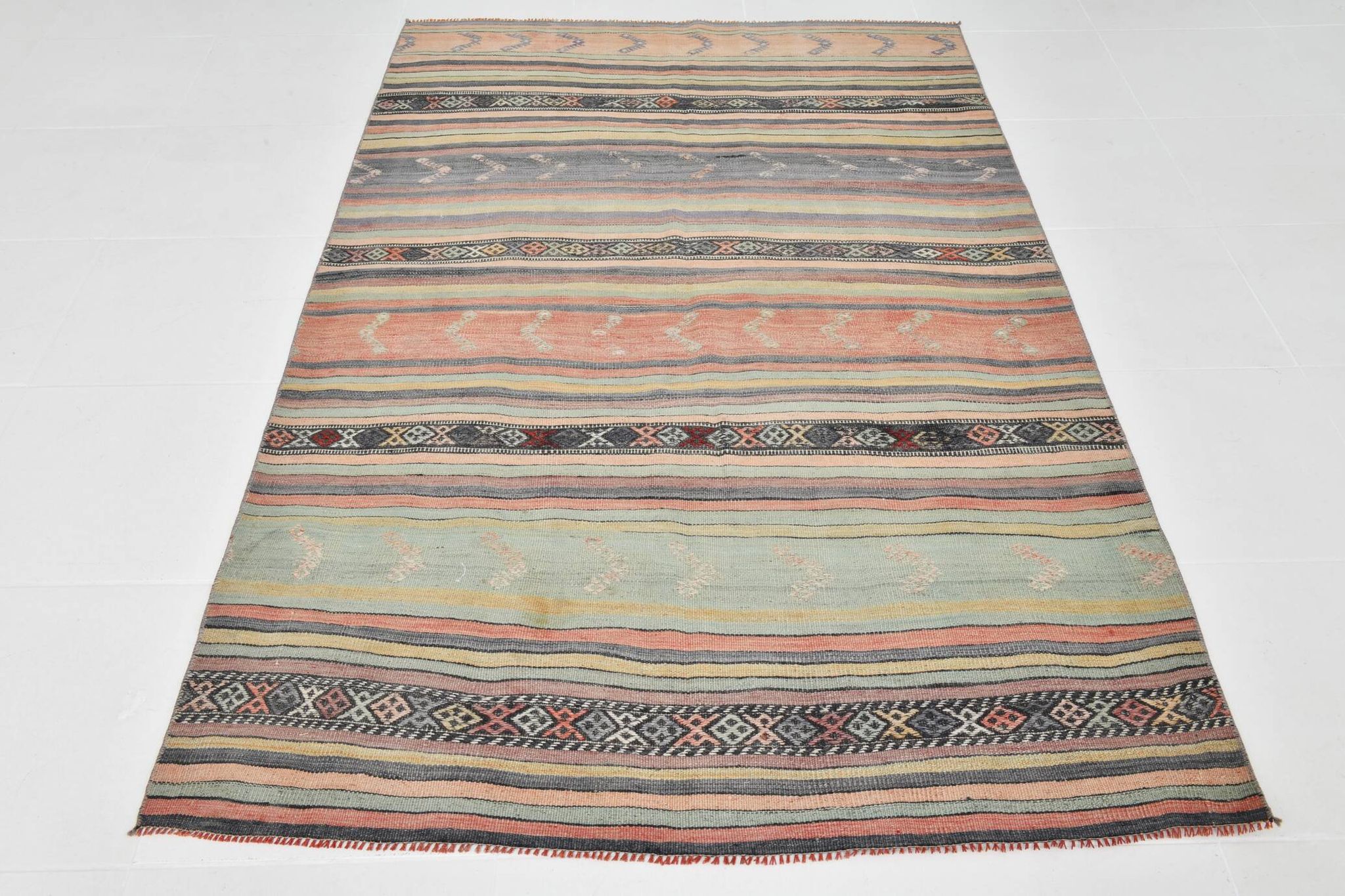 Tapis Kilim à rayures rouges et vertes, 130 x 205 cm