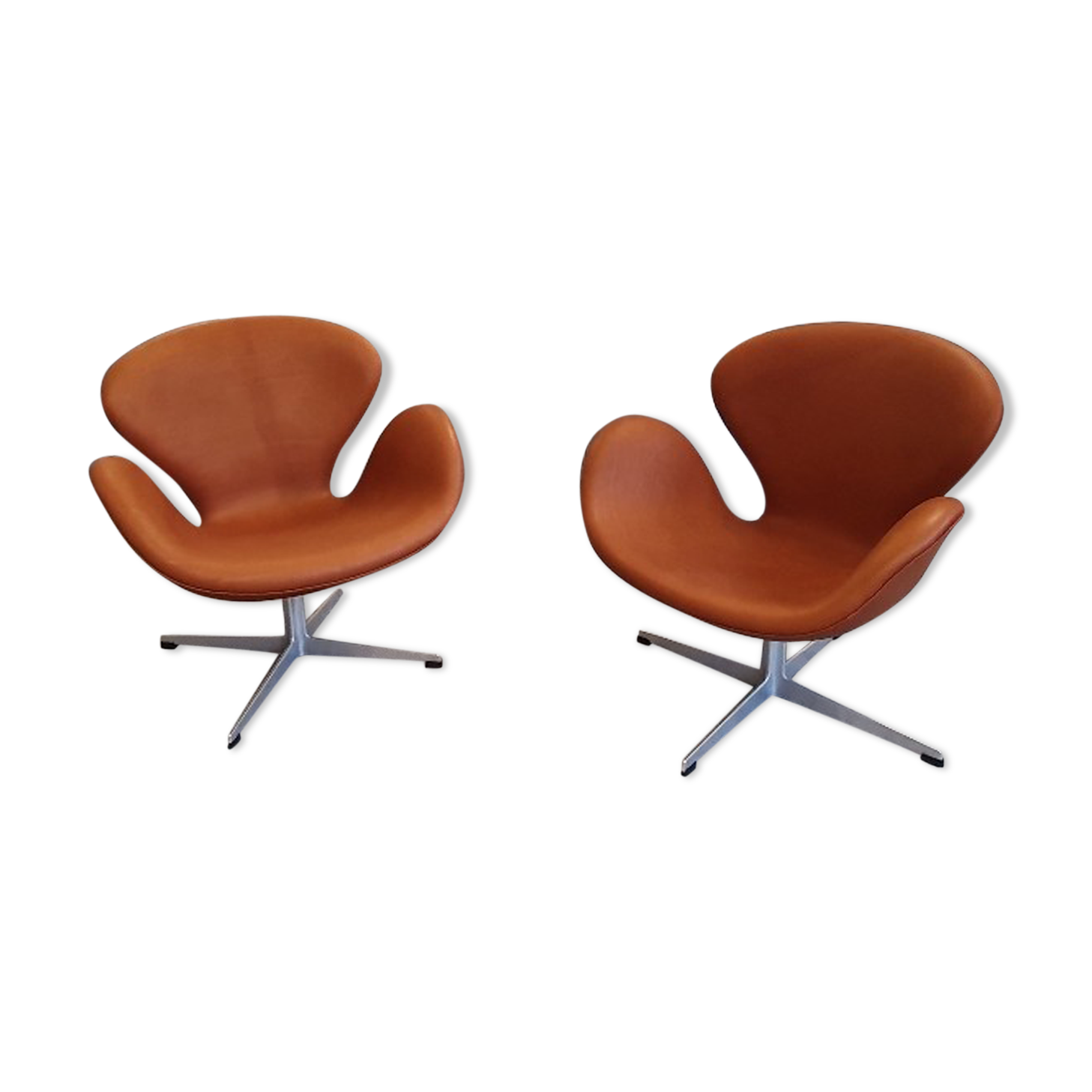 Pair of Swan armchairs by Arne Jacobsen for Fritz Hansen