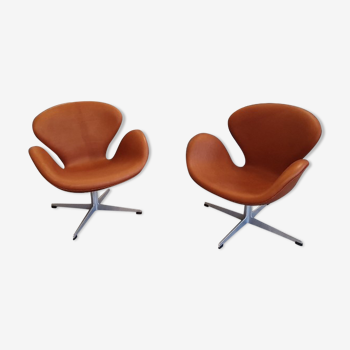 Pair of Swan armchairs by Arne Jacobsen for Fritz Hansen