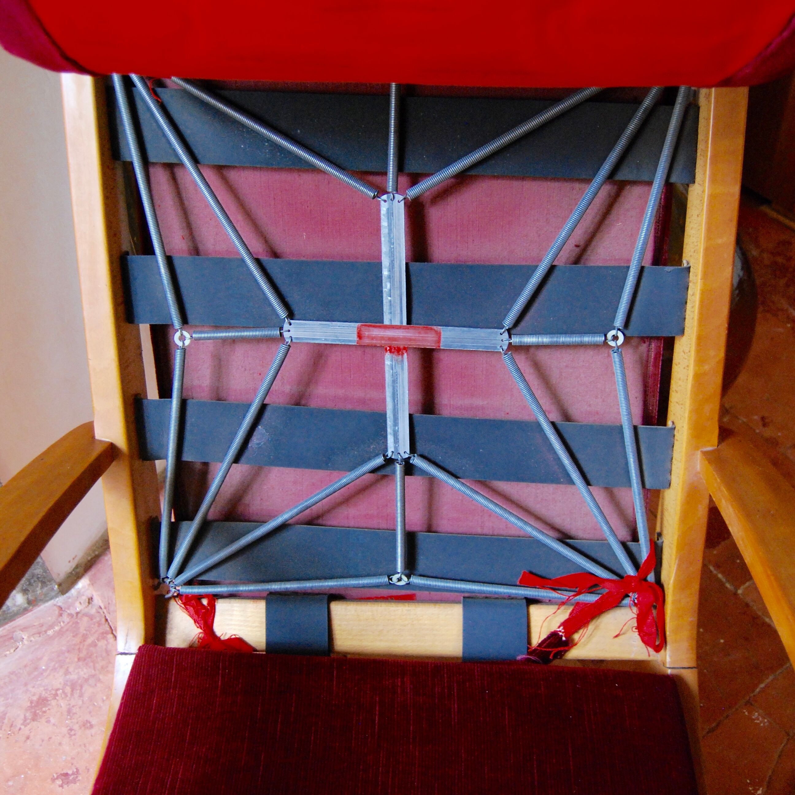 Chair binds Scandinavian red wine