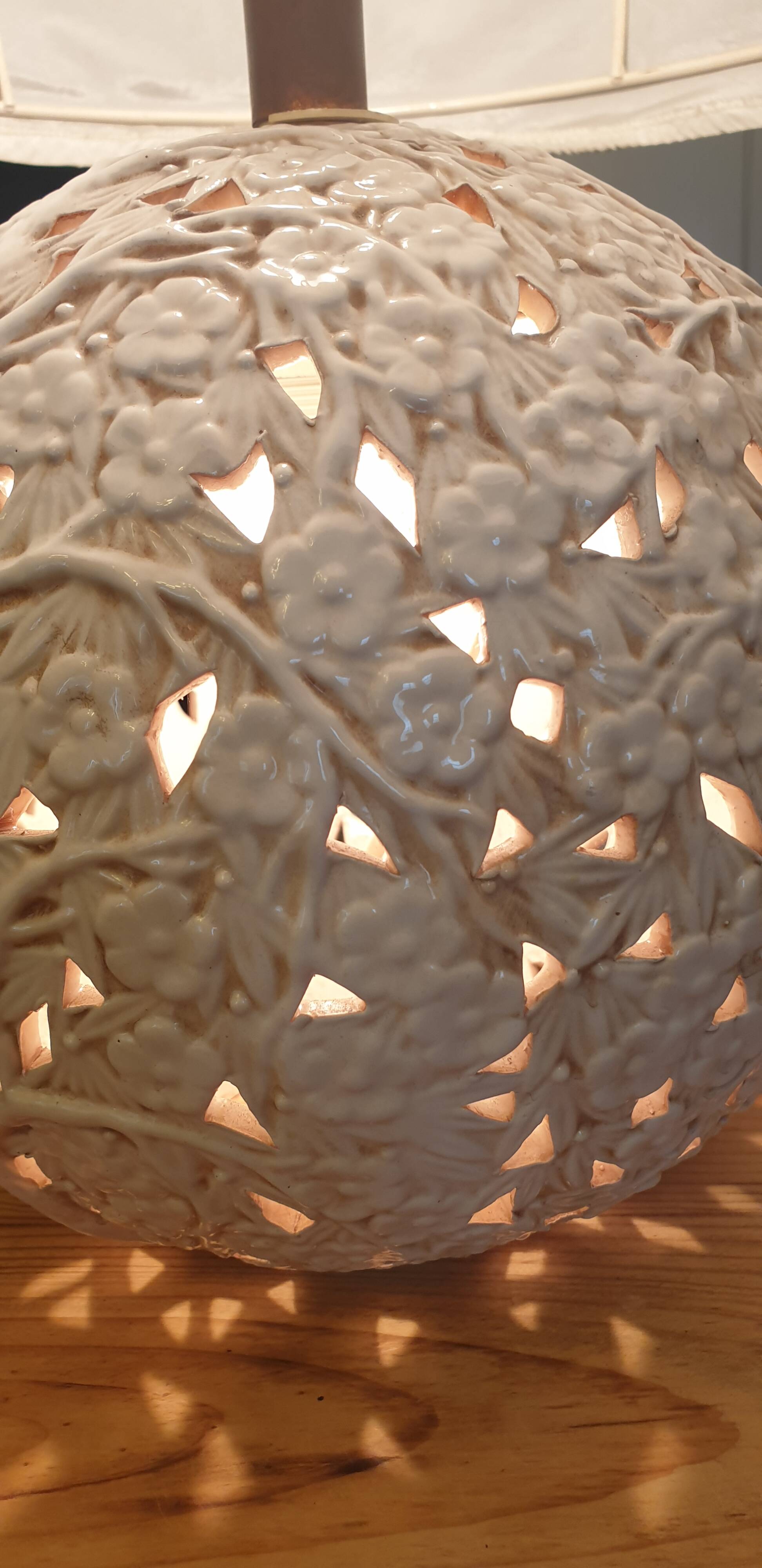 Openwork ceramic lamp