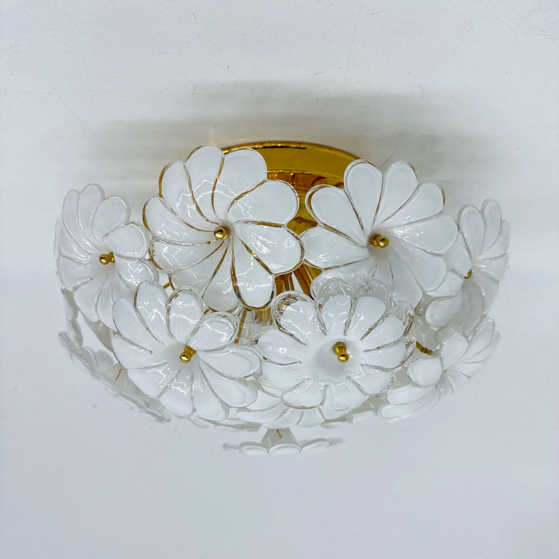 Plafonnier floral en verre blanc de Murano, italien, des années 1970.