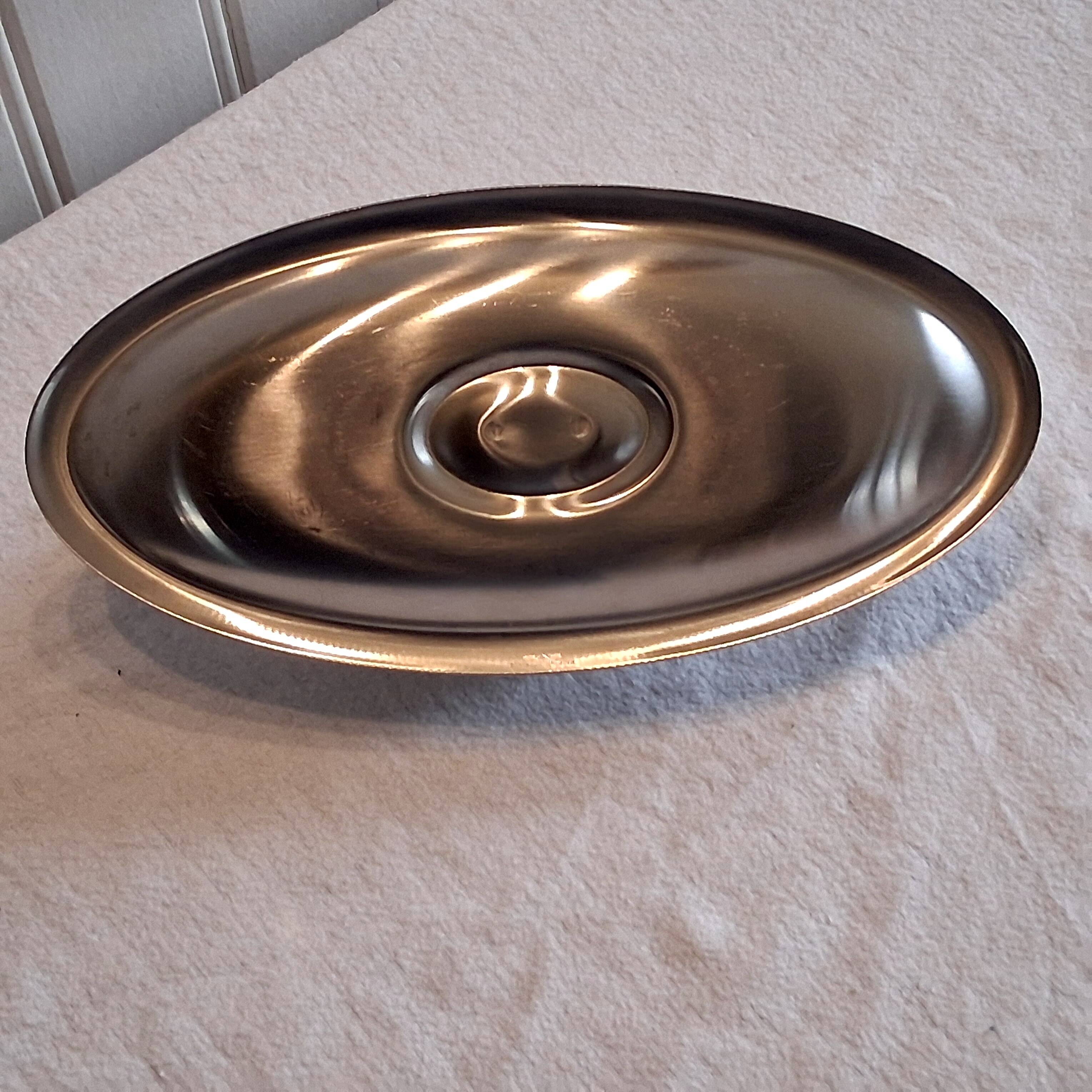 Very beautiful sauce boat from Létang Remi in very good condition.