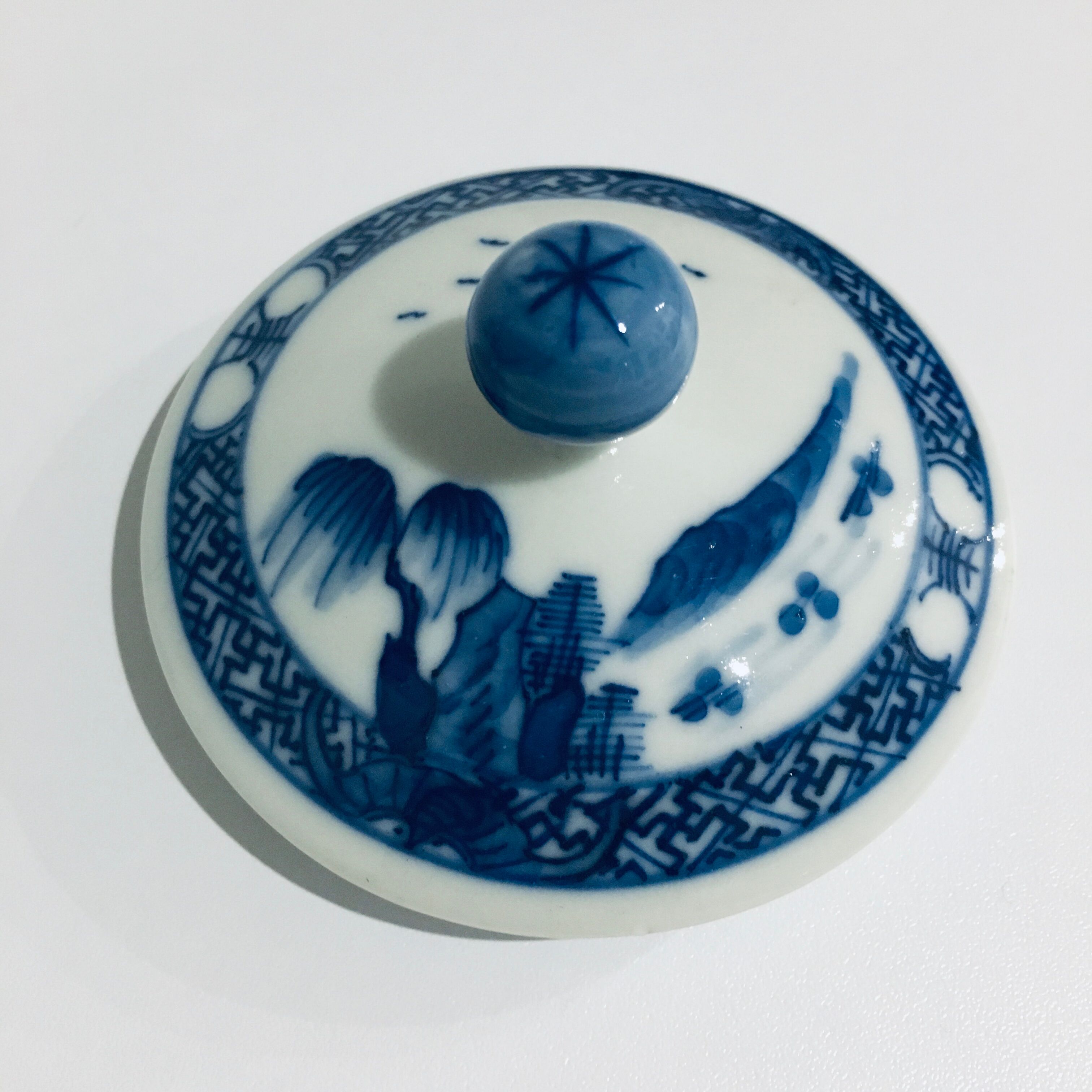 Bonbonnière ancienne en porcelaine blanche et bleue du Japon
