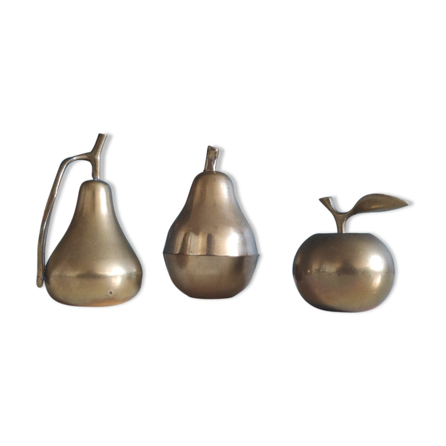 2 pears and 1 brass apple