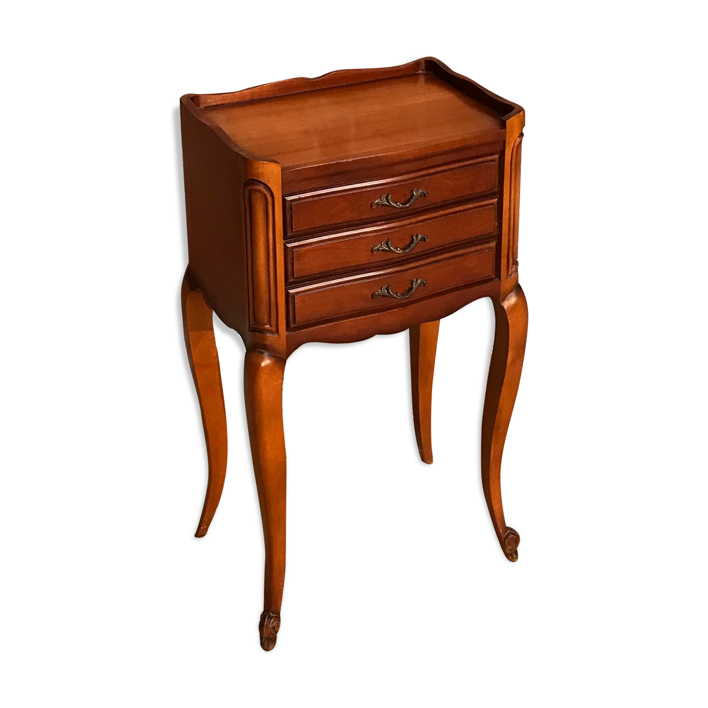 Table de chevet à poignées dorées
