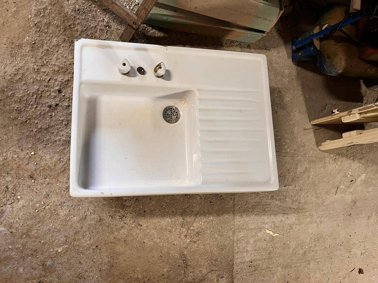 Ceramic sink with drainer