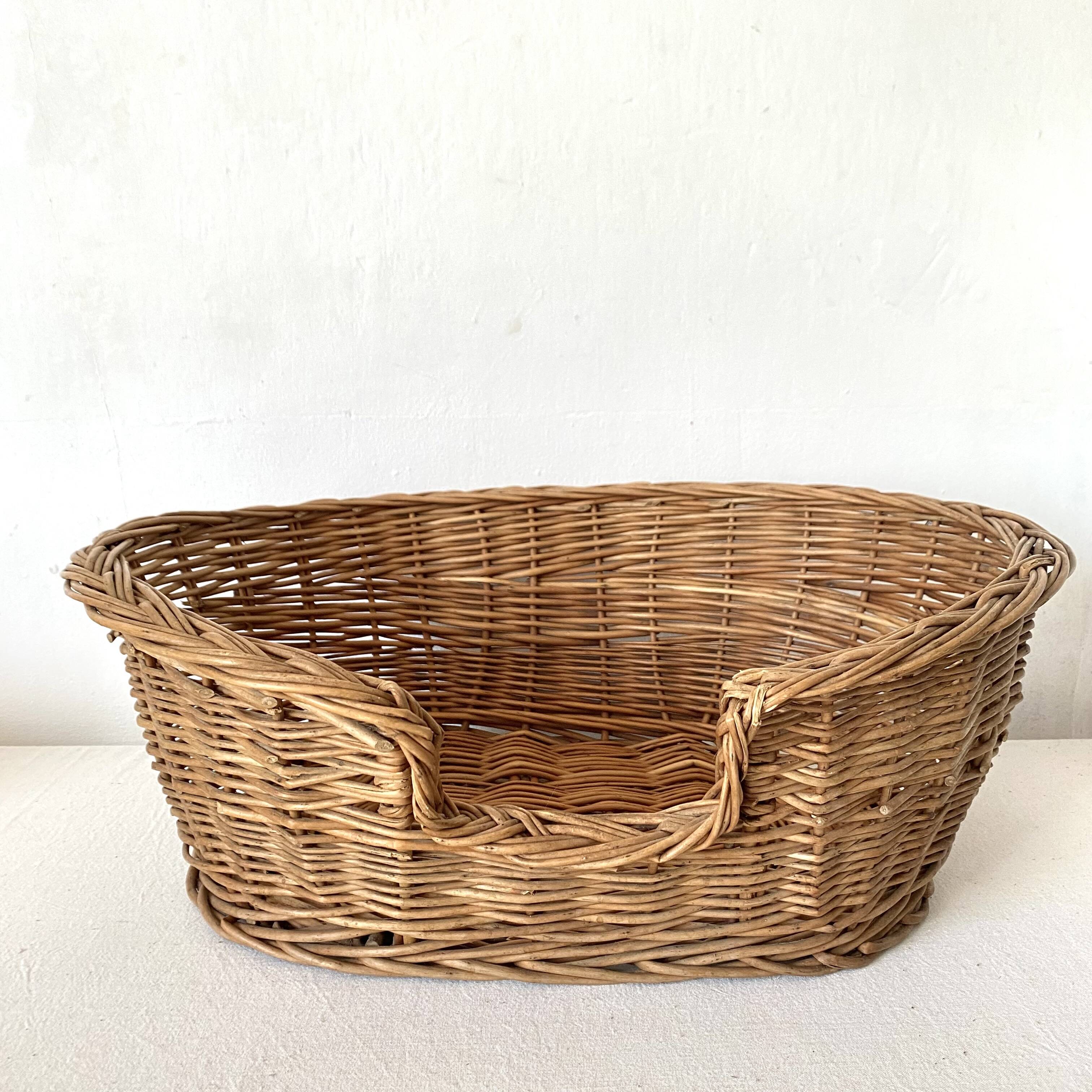 Woven wicker basket for cat or dog
