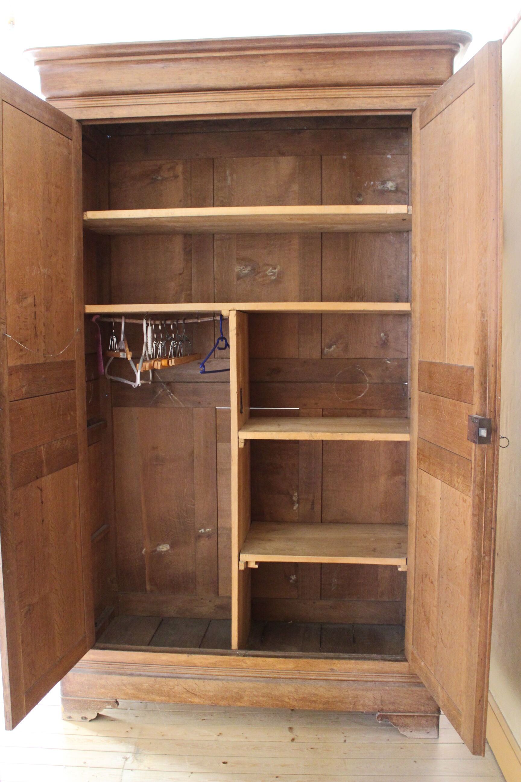 Armoire en chêne clair XIX ème