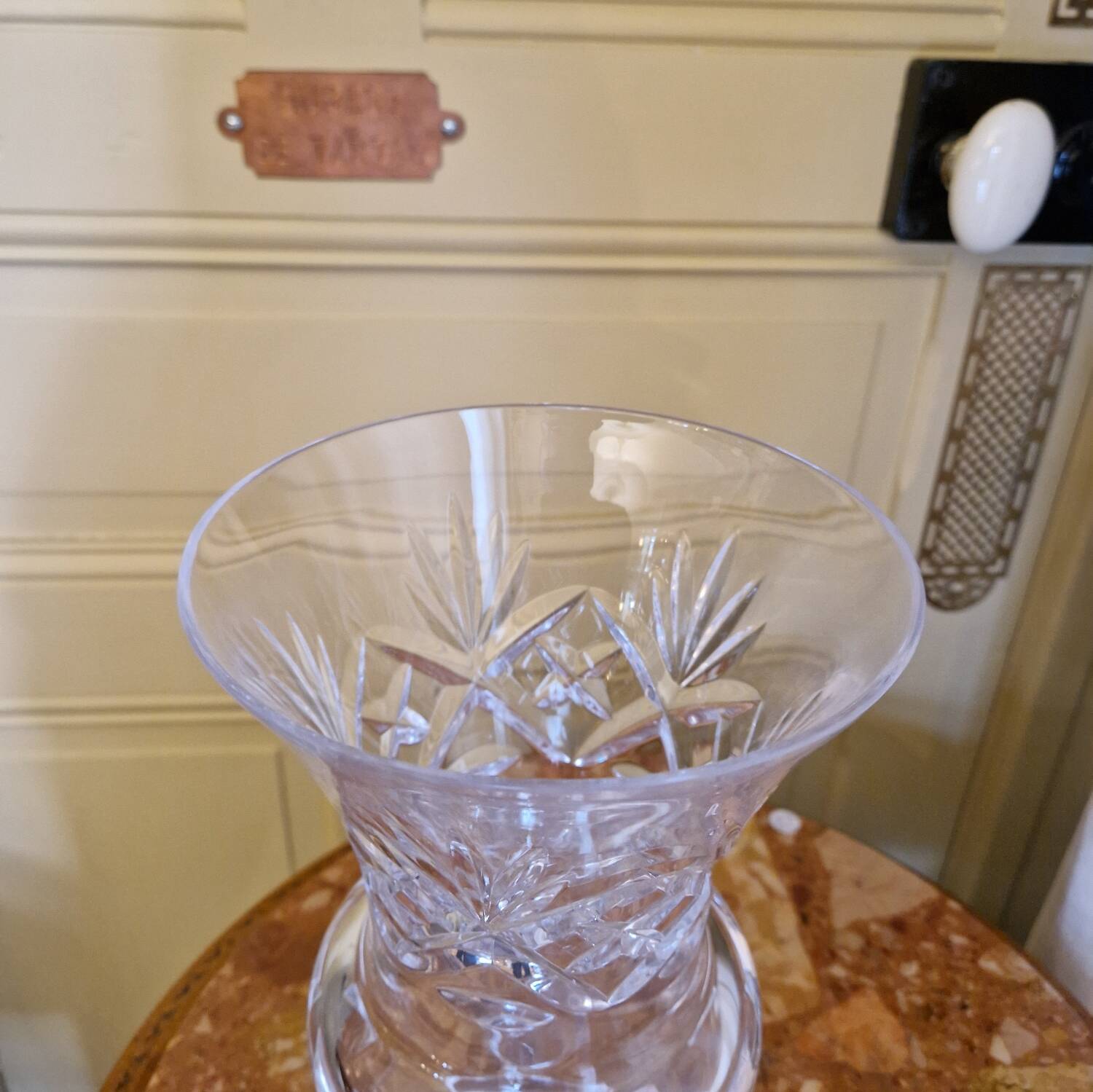 Vase Médicis en cristal signé Bayel coupe ciselée XIXème