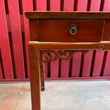 Red lacquer desk, Qing period of the XIXth century, opening to three drawers