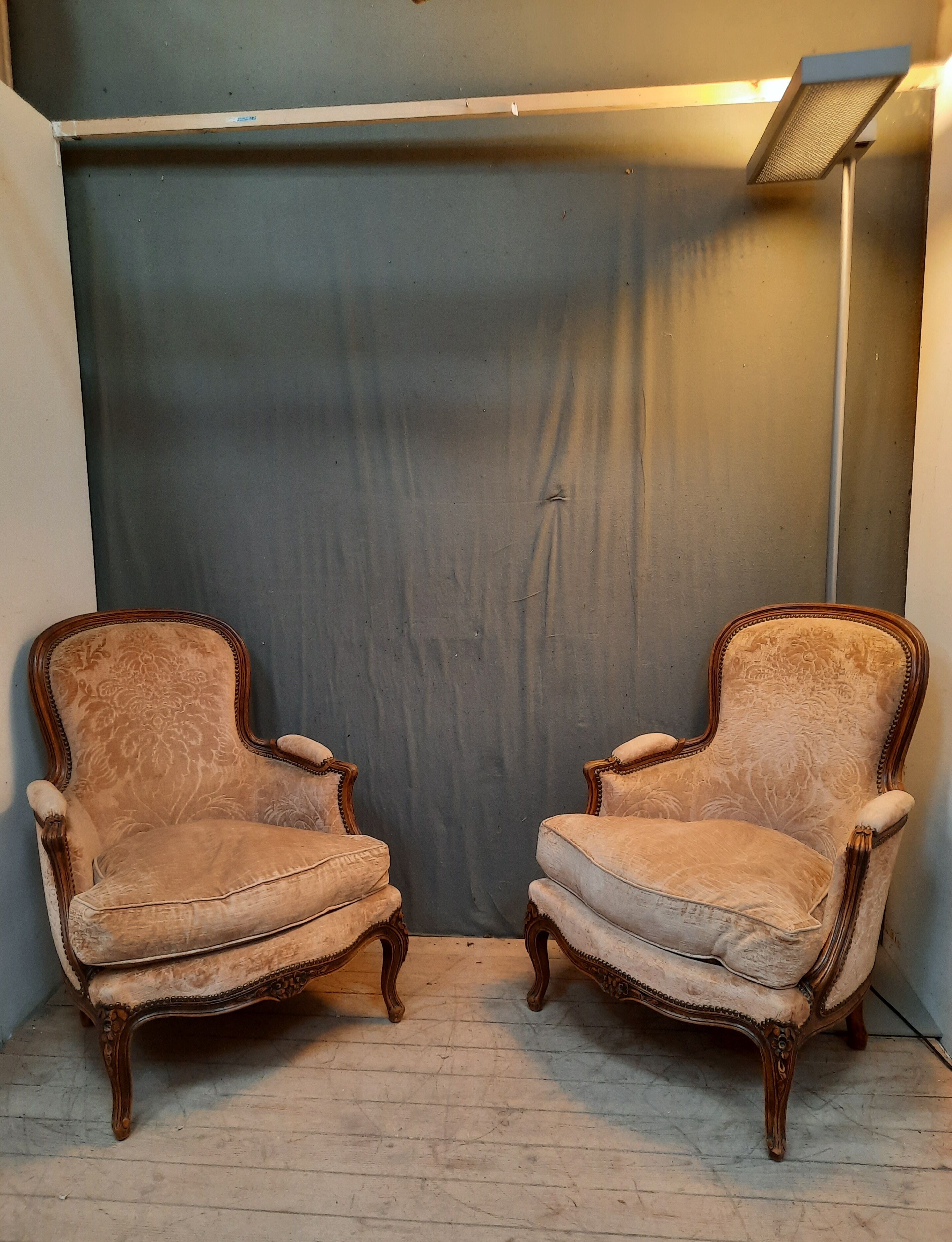 Paire de fauteuils de style Louis XV