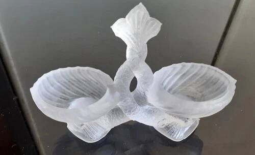 Saleron double forme, poissons entrelacés en verre opaque blanc