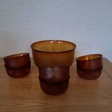 Ensemble coupelles et plat en verre ambré, années 70