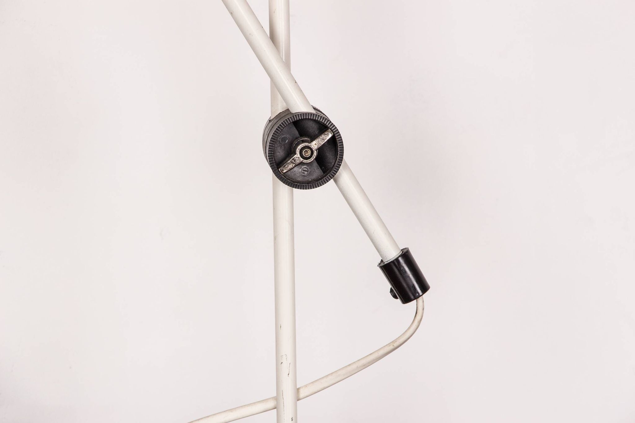 Lampe de bureau inclinable en métal blanc 1960.