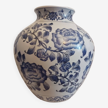 Chinese vase with blue flowers