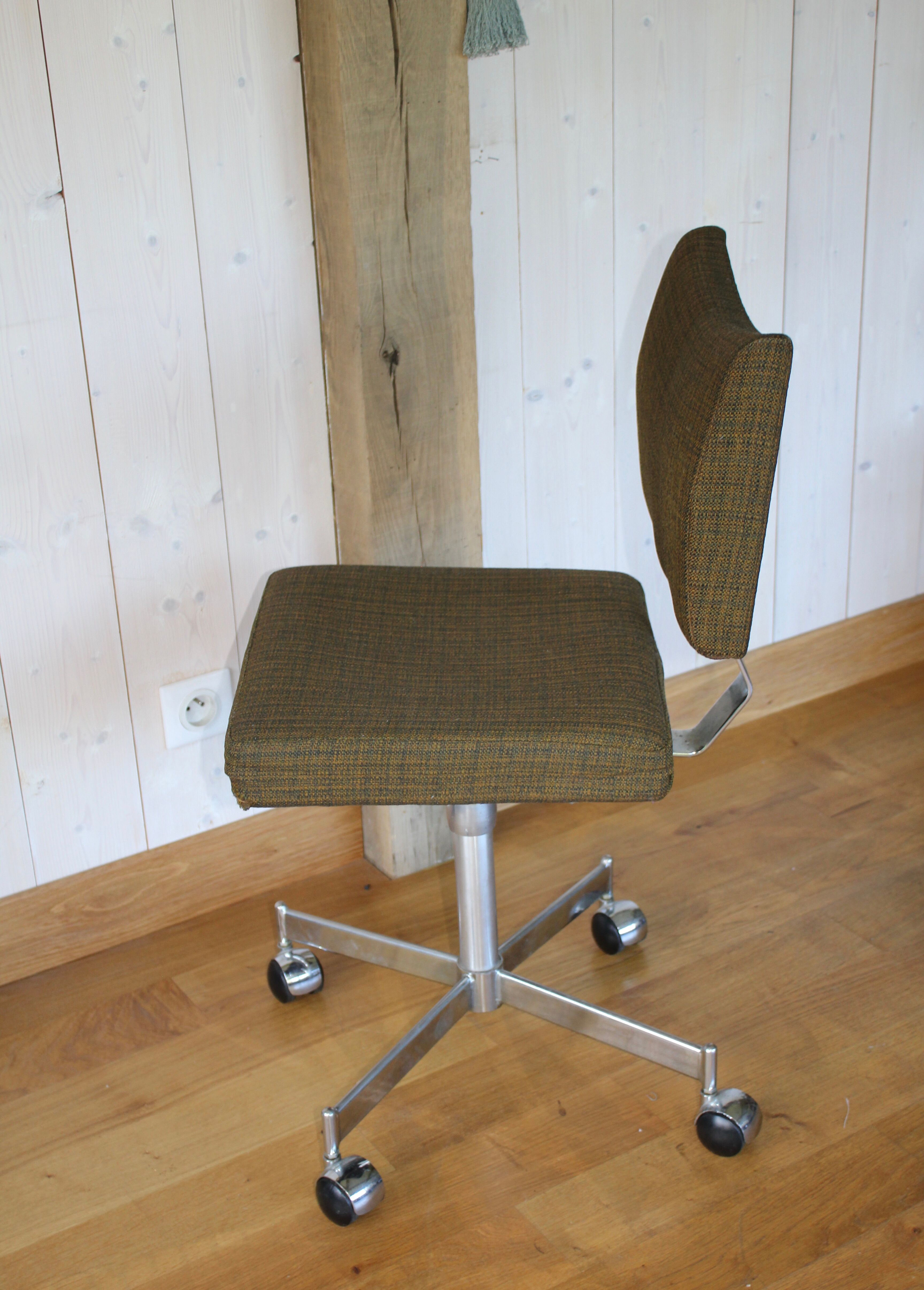 Small office chair with wheels