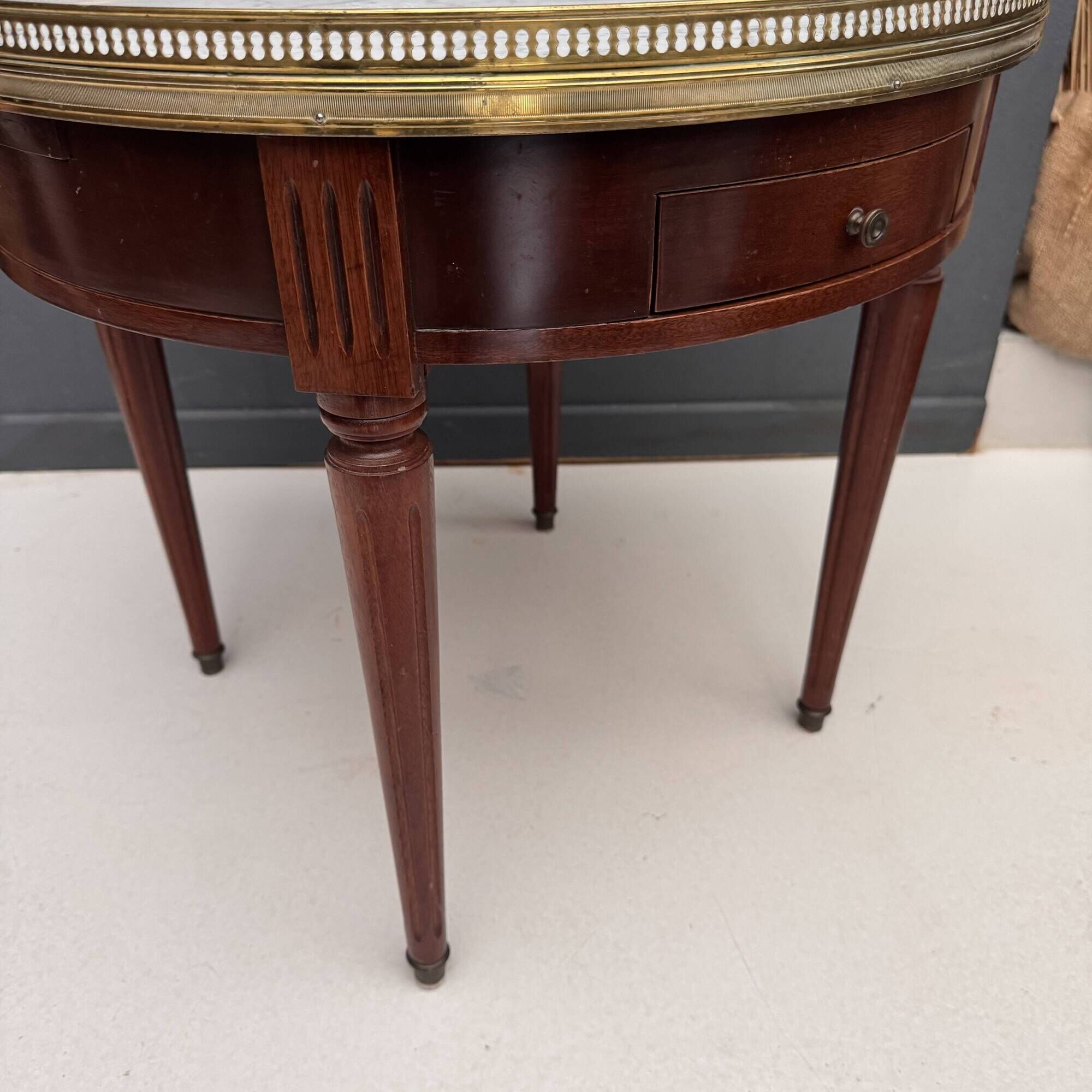 Louis XVI style bouillotte table in mahogany and white marble - Ø 60 cm