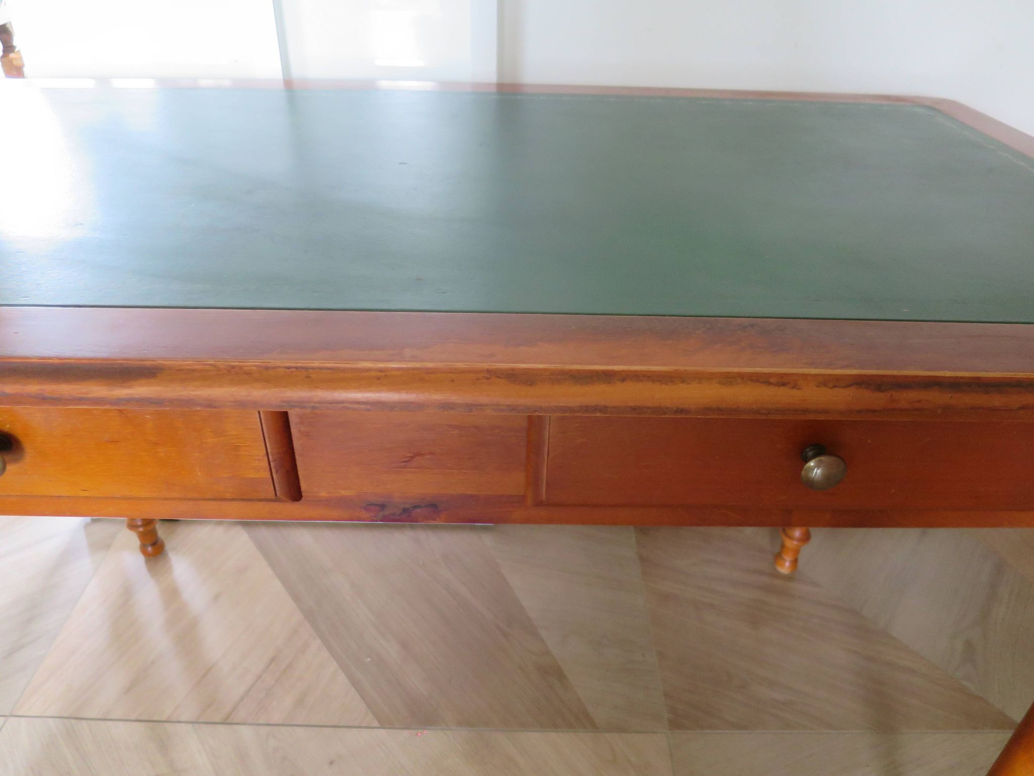 Minister's desk style L. Philippe – 2 drawers – cherry wood – faux leather desk mat