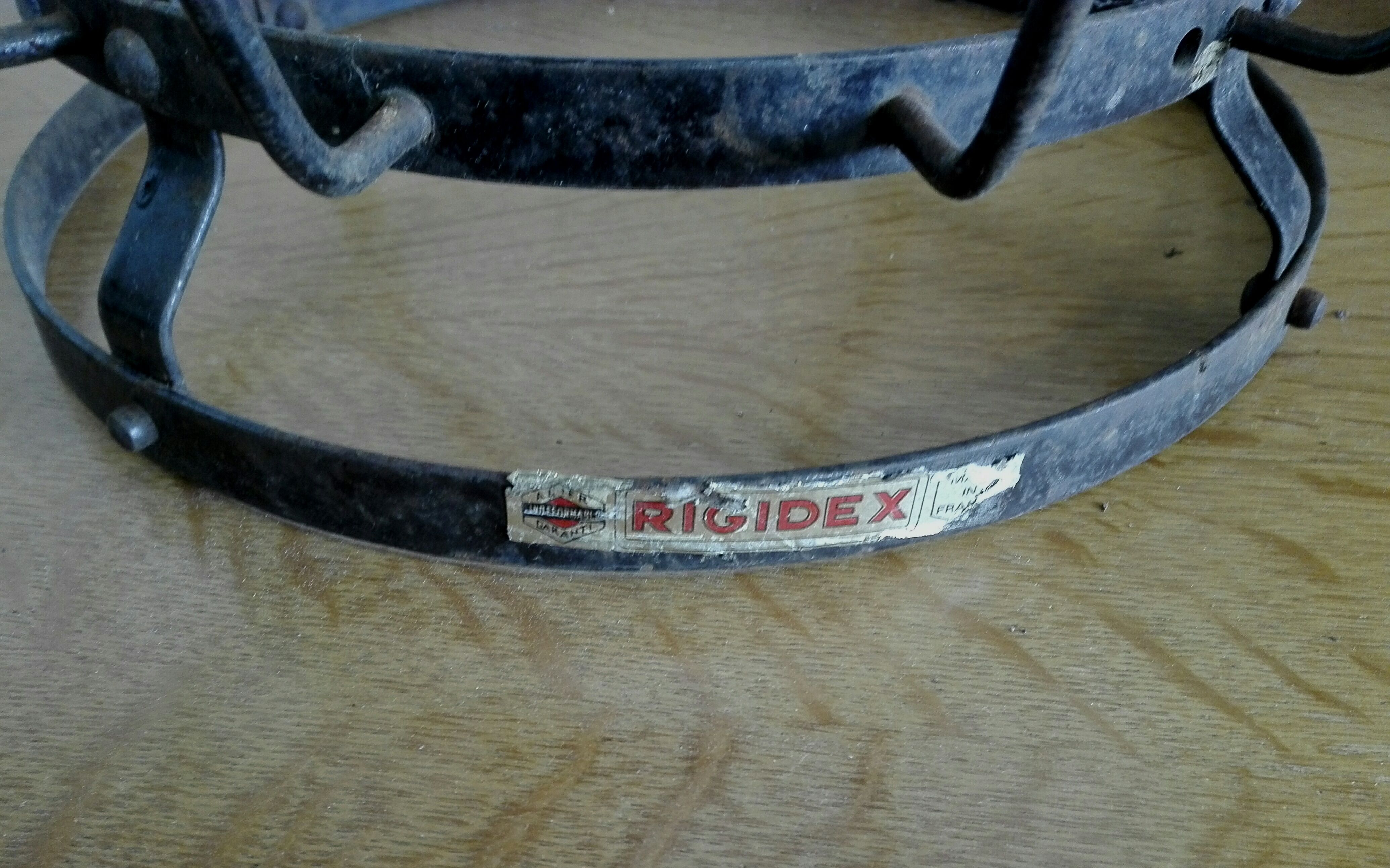 Hedgehog bottle drainer