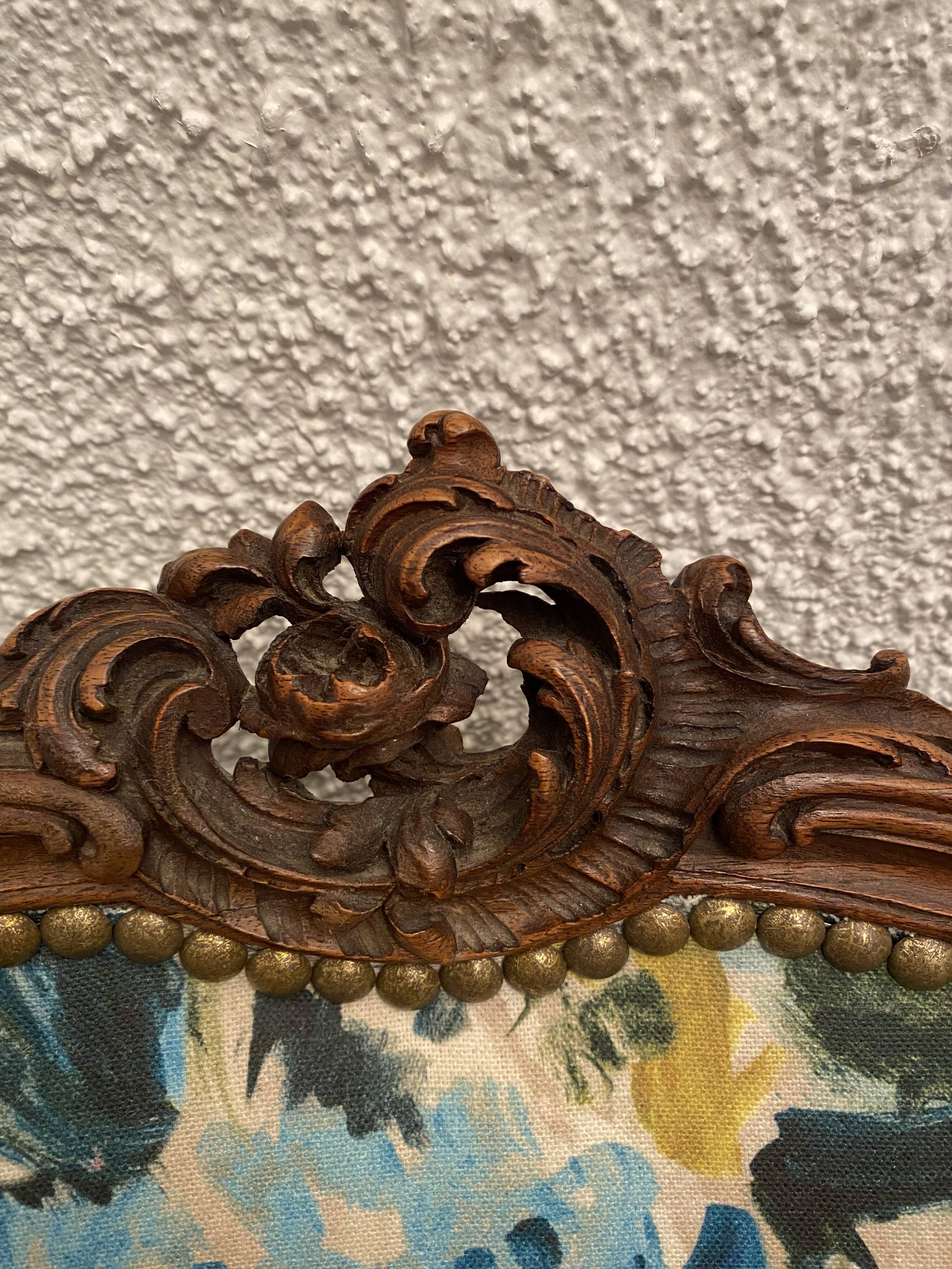 Paire de fauteuils en bois sculpté, XXème s.