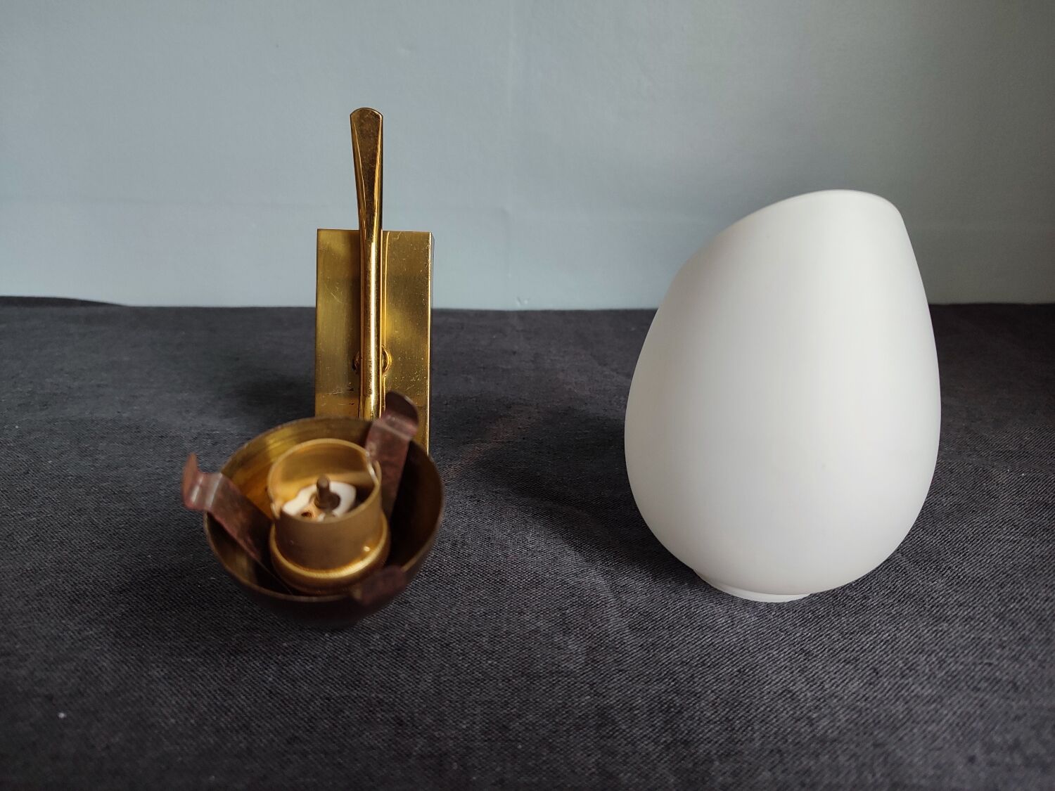 Wall lamp in brass and vintage opaline