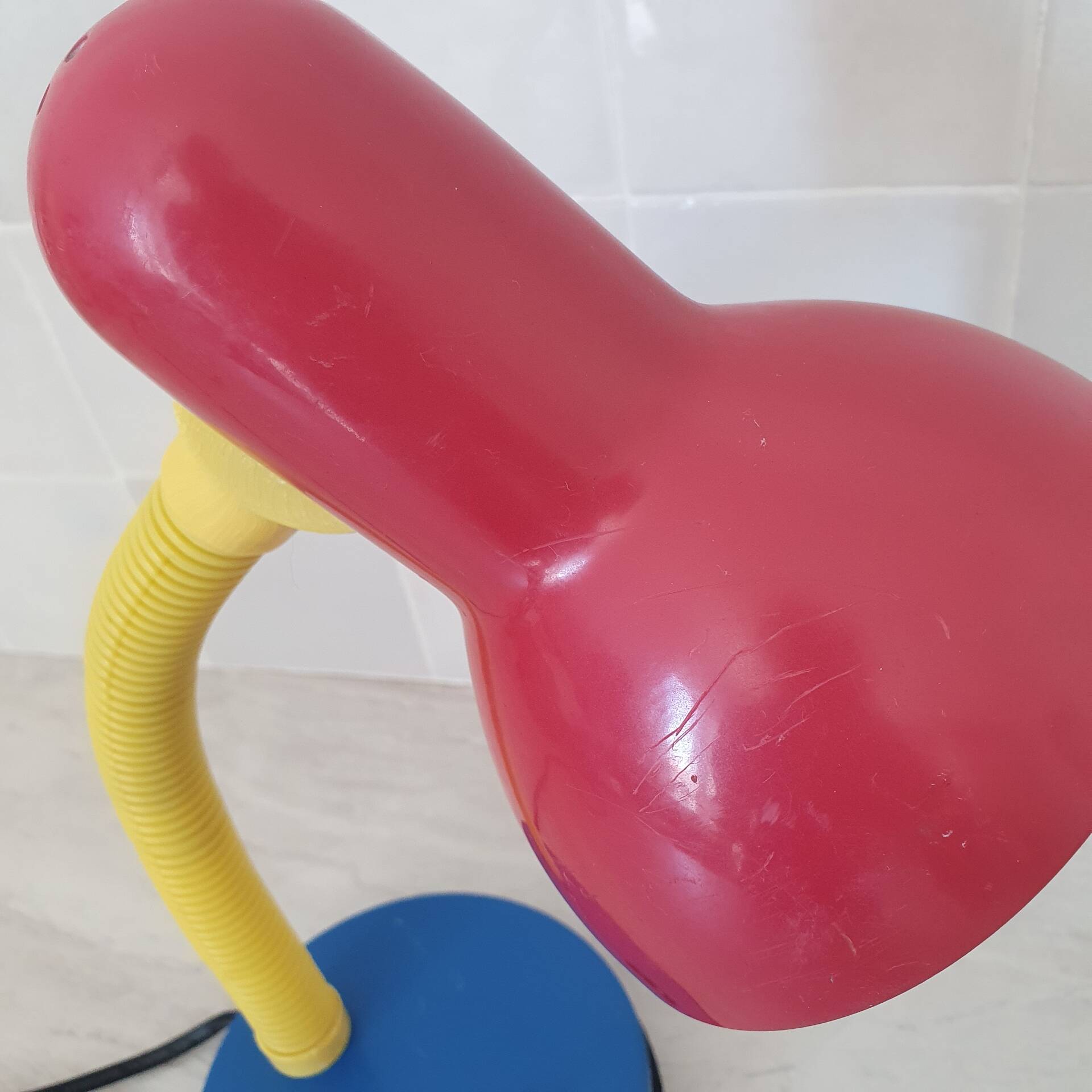 Lampe de bureau couleur Memphis rouge bleu jaune