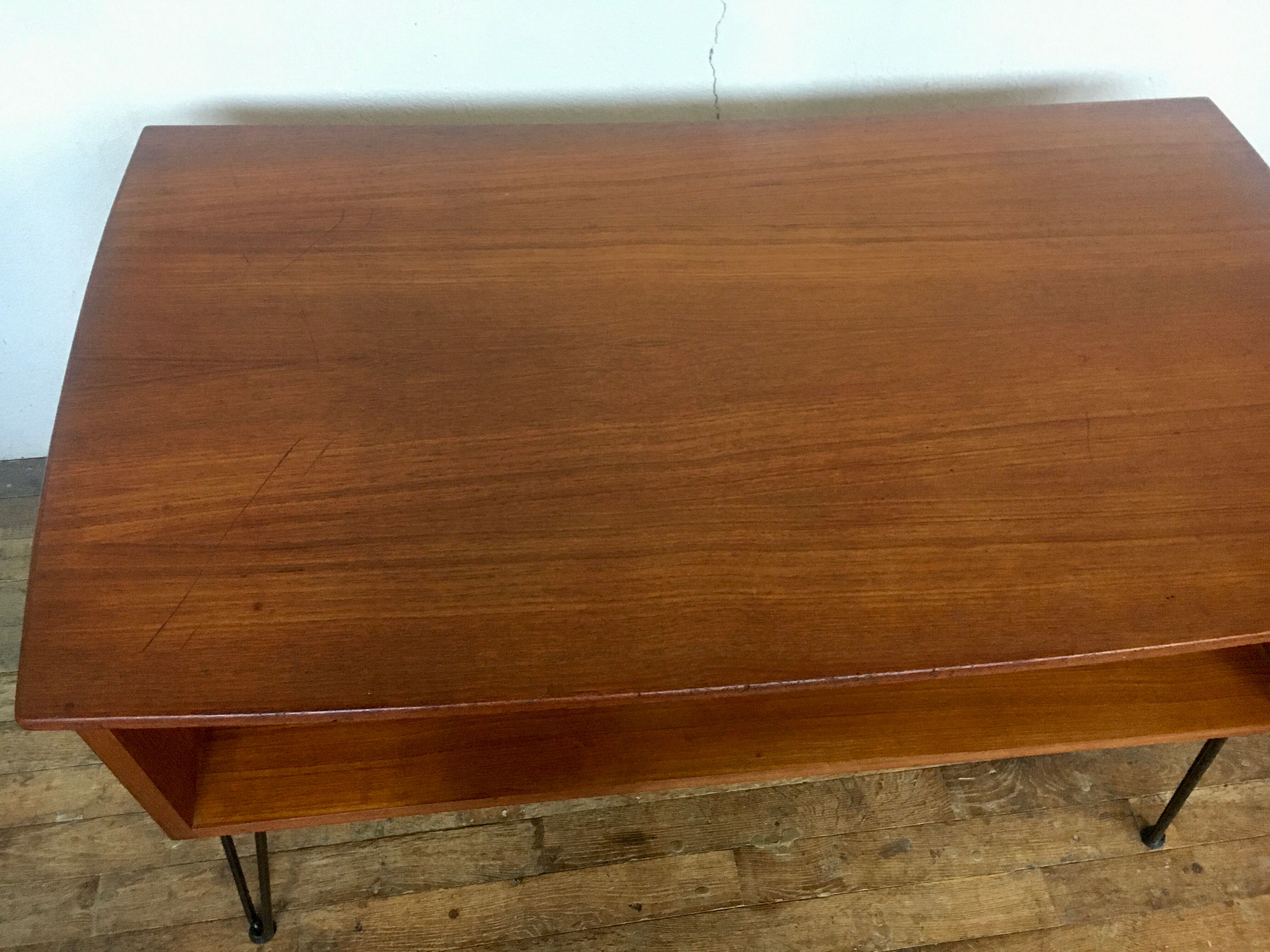 Bureau scandinave en teck avec piétement eiffel métal noir  1950 1960