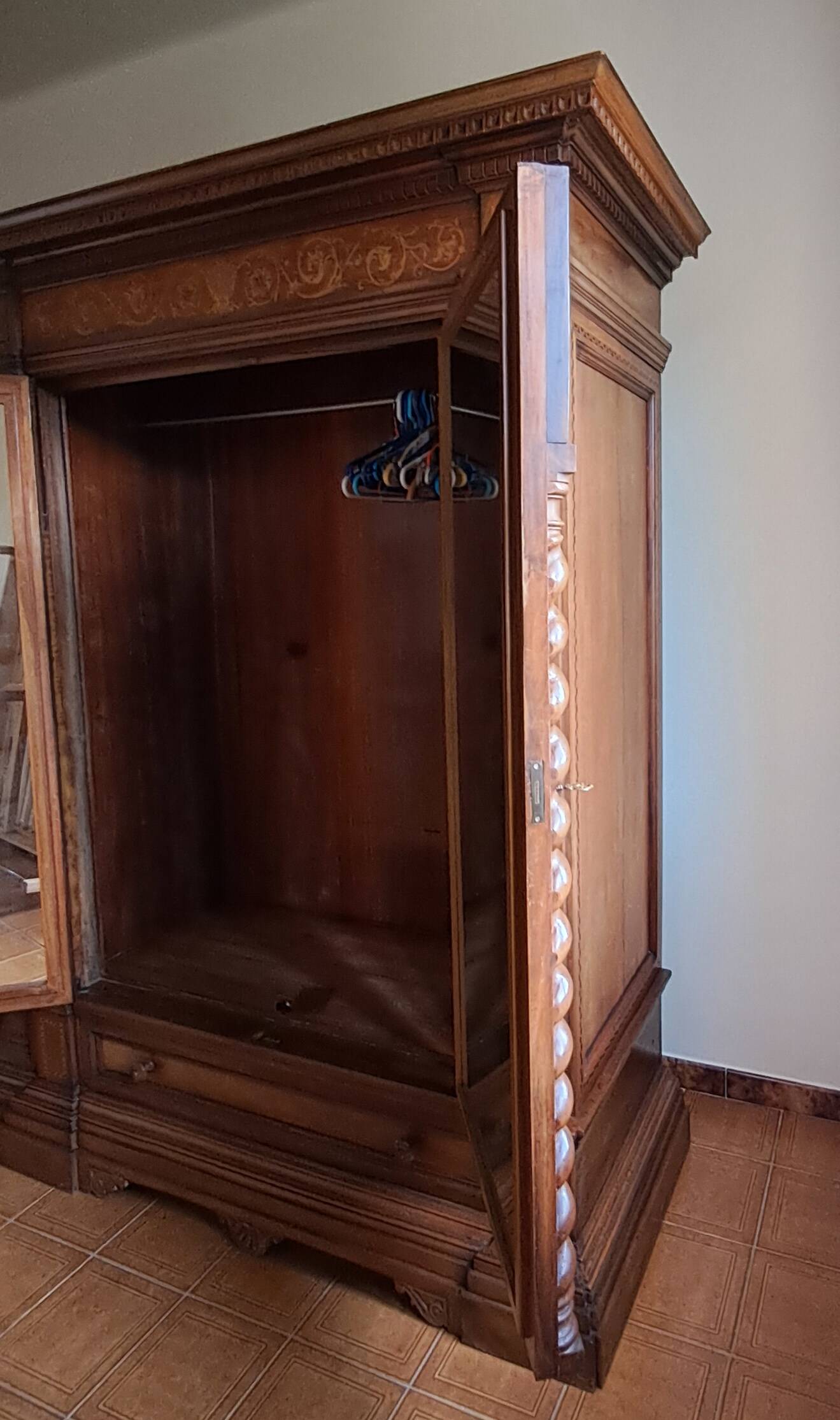 Wardrobe - neo-Renaissance in carved solid wood - possible lot sale