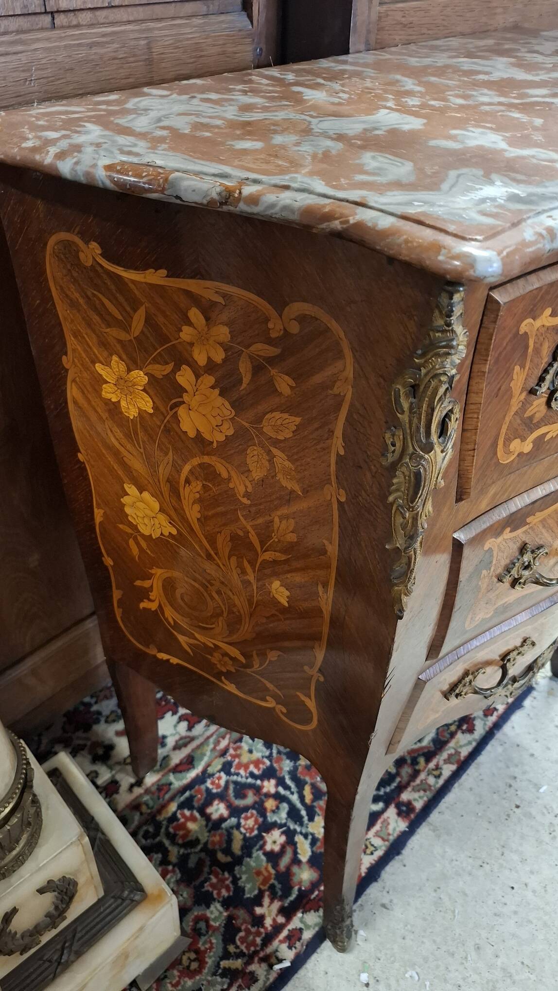 Commode de style Louis XV en marqueterie