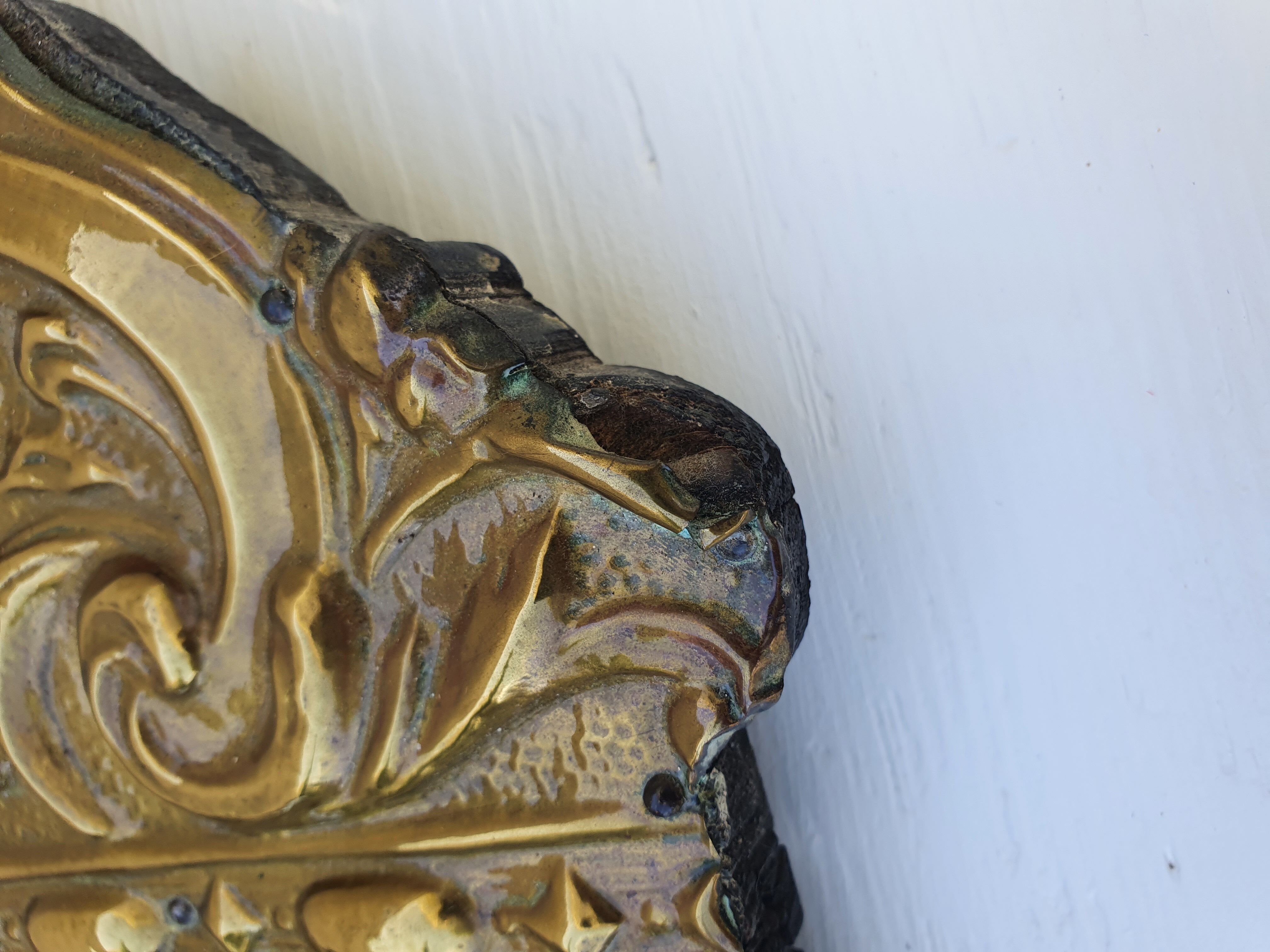 Miroir à parecloses en bois doré et métal repoussé