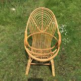 Fauteuil vintage en rotin de forme ovoïde.