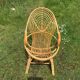 Fauteuil vintage en rotin de forme ovoïde.